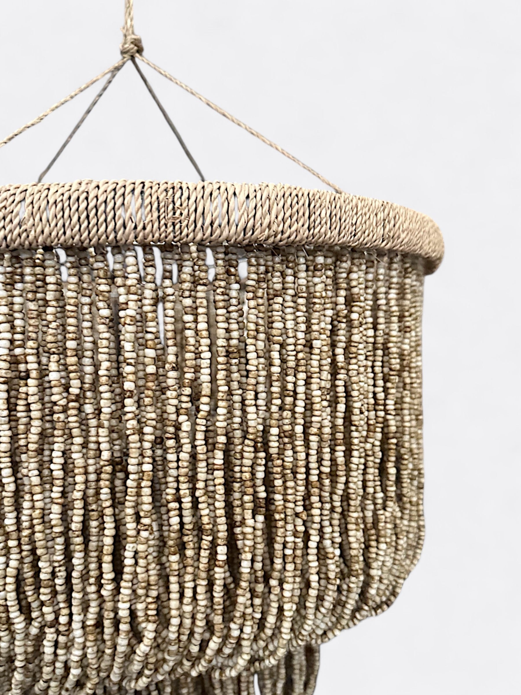 Détail des coquillages beiges et bruns de la suspension Krem
