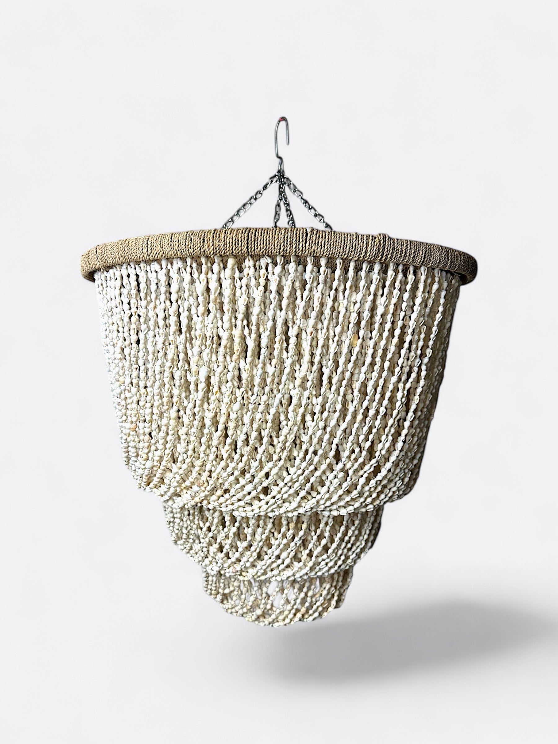 Suspension artisanale de Bali en coquillages pour décoration intérieure élégante