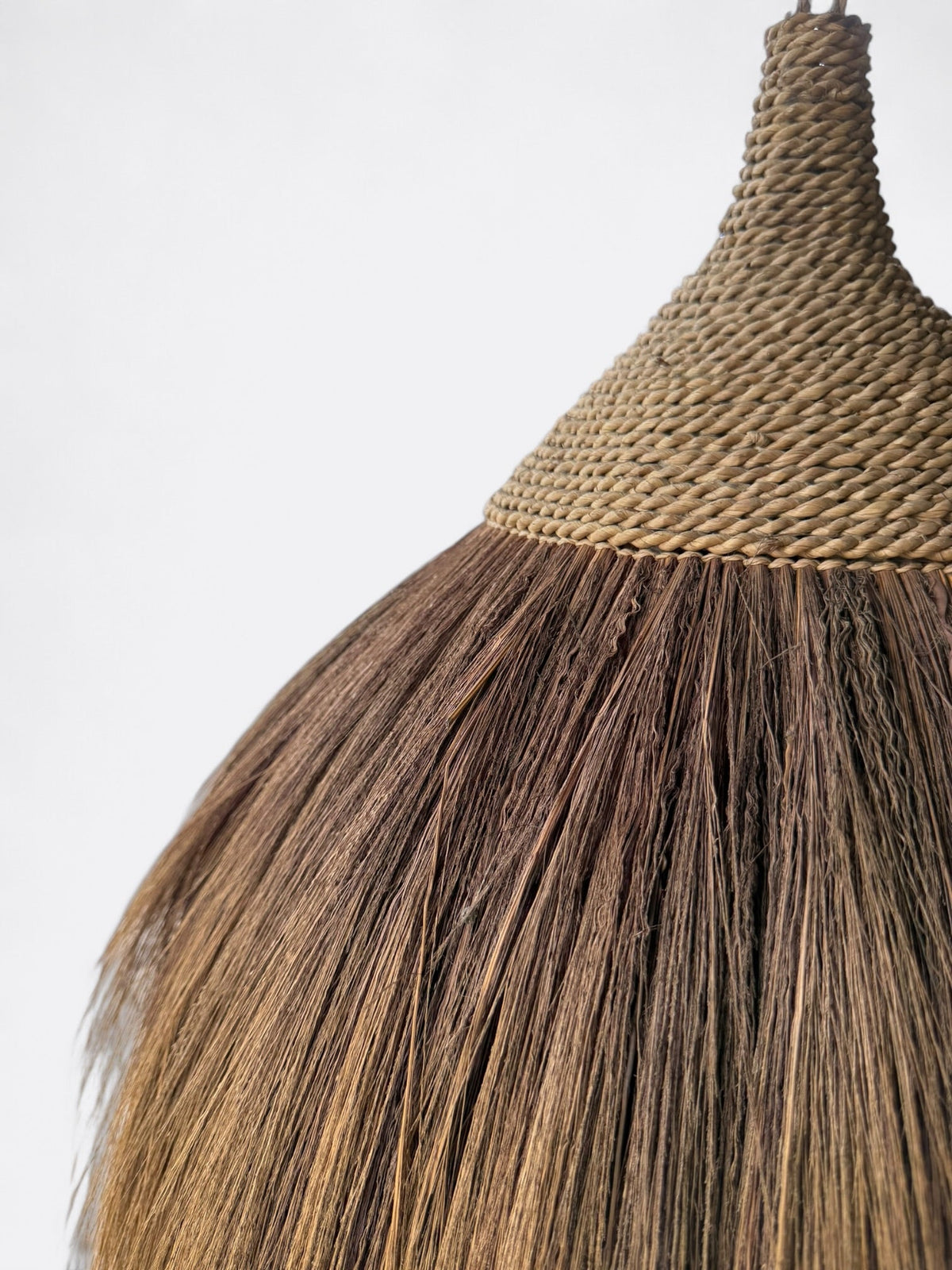Détail du tressage de jute brun de la suspension Kuta