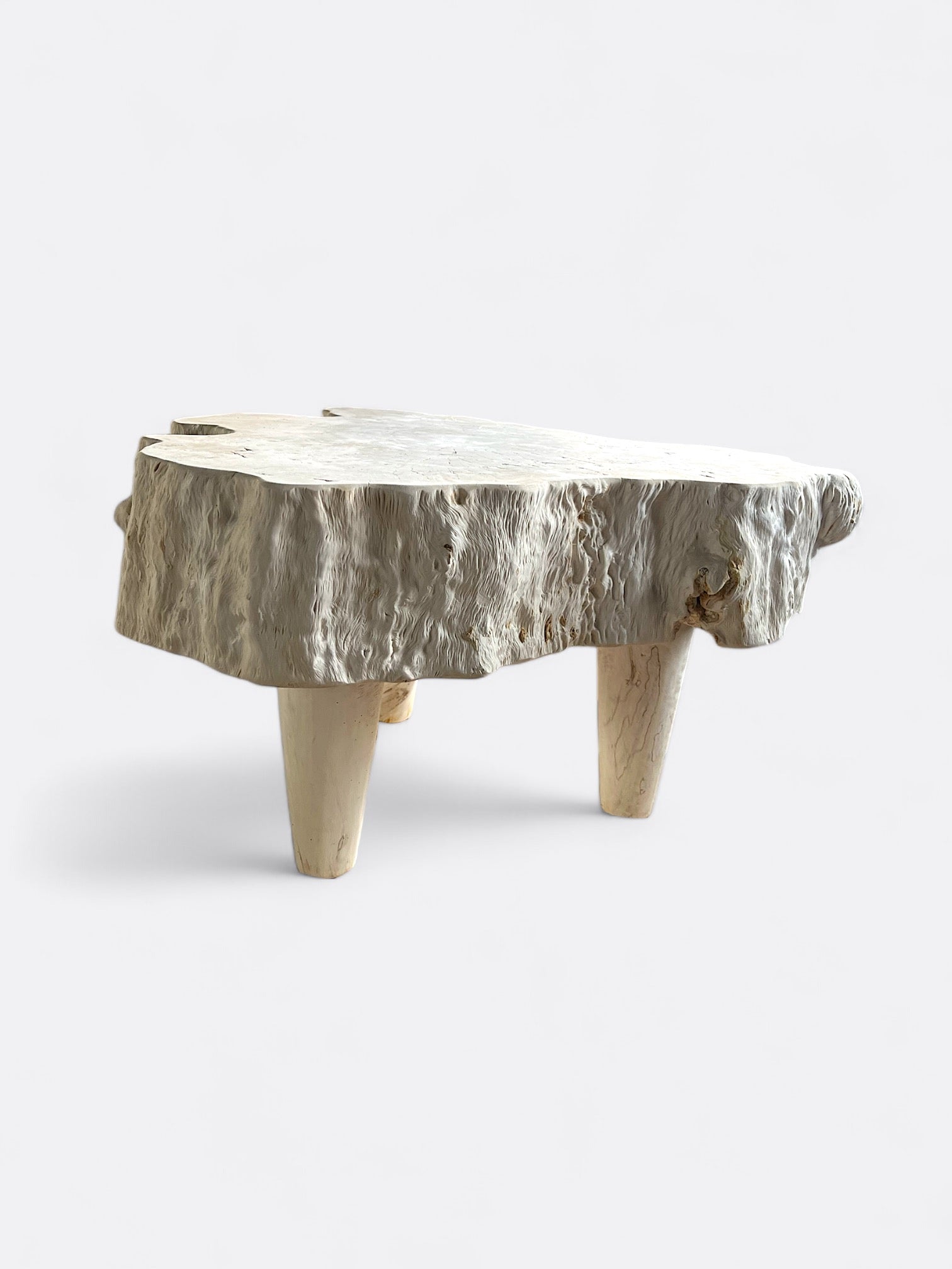 Table basse Padang en bois de litchi blanc artisanale de Bali