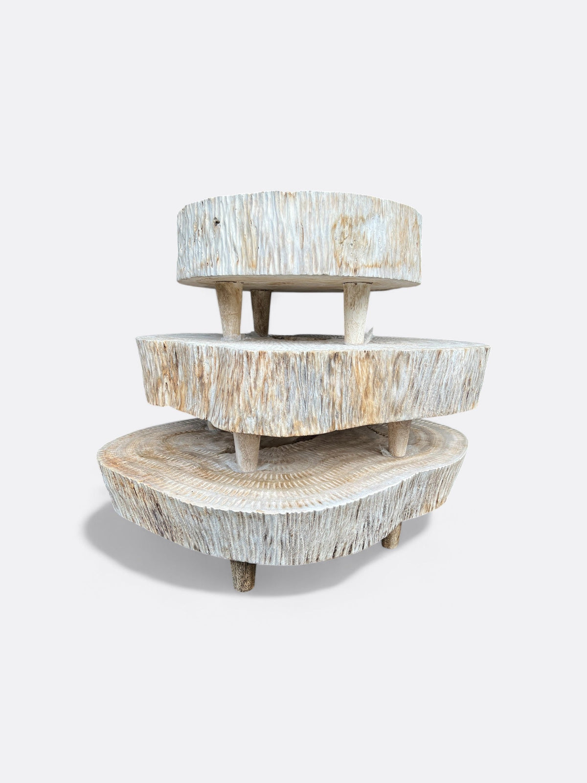 Table basse artisanale Melati en manguier blanchi dans un salon