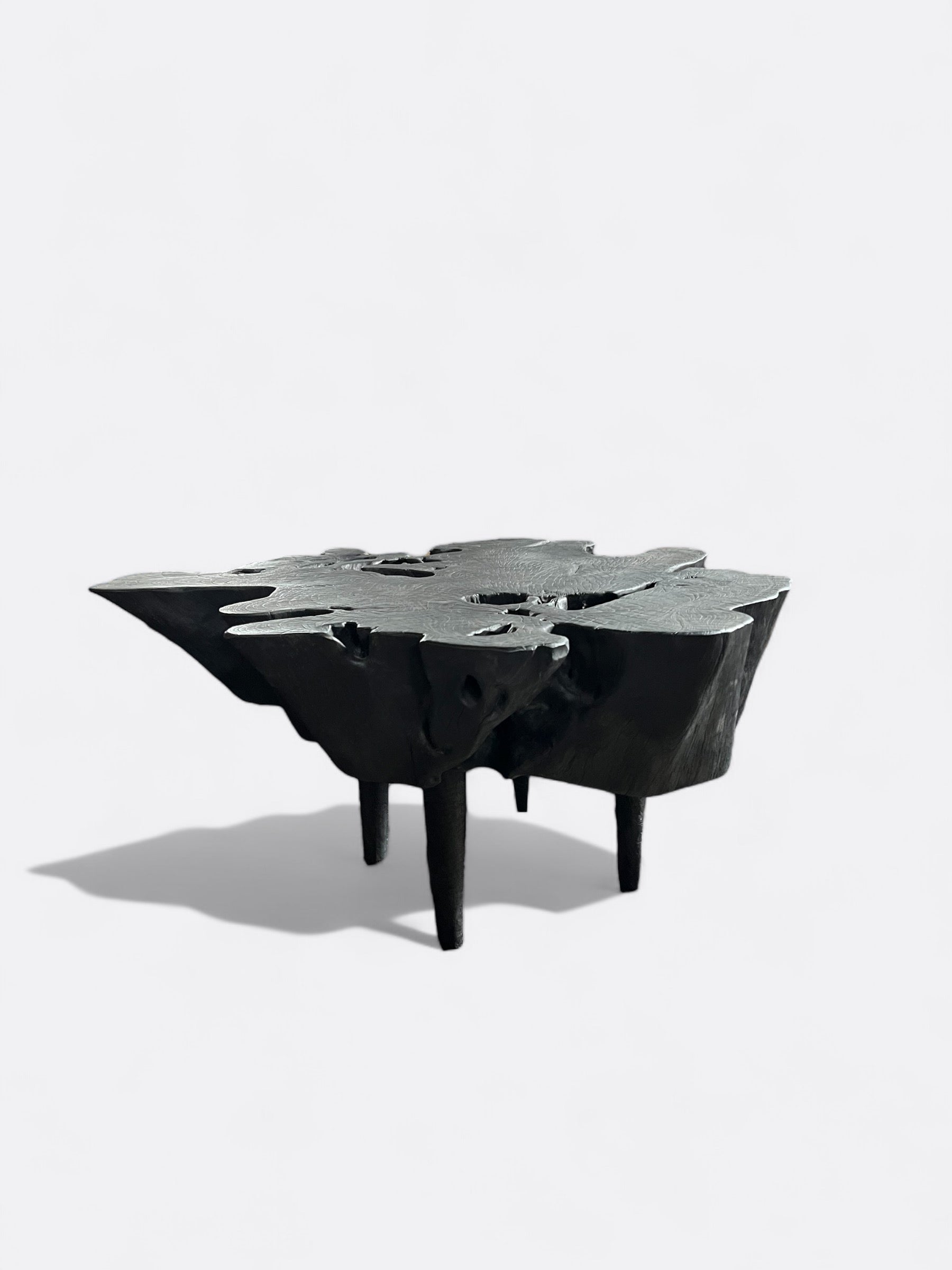 Table basse Lawat en bois de litchi noir artisanale de Bali