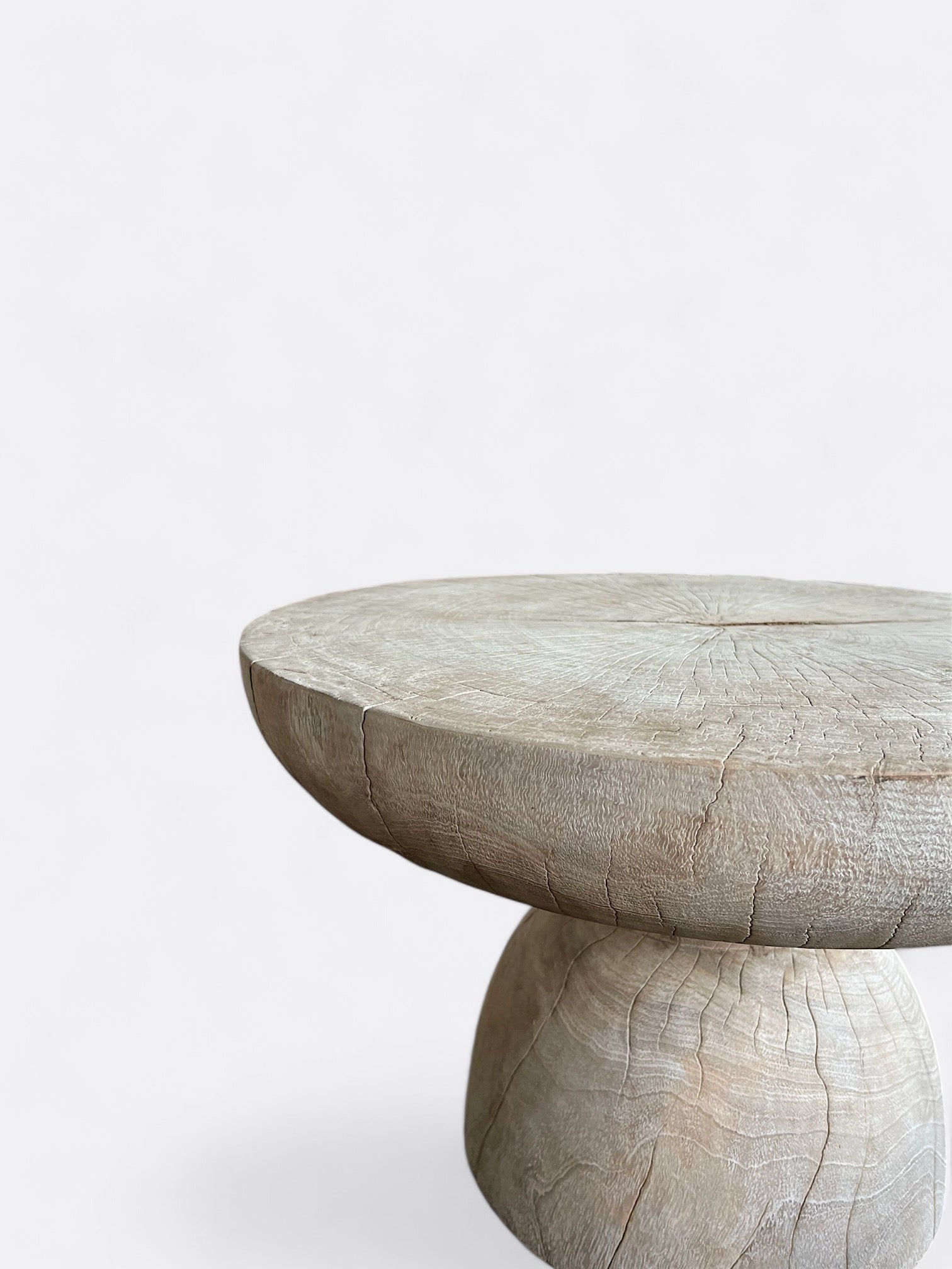 Table basse Anayai en bois de Suar - vue de côté