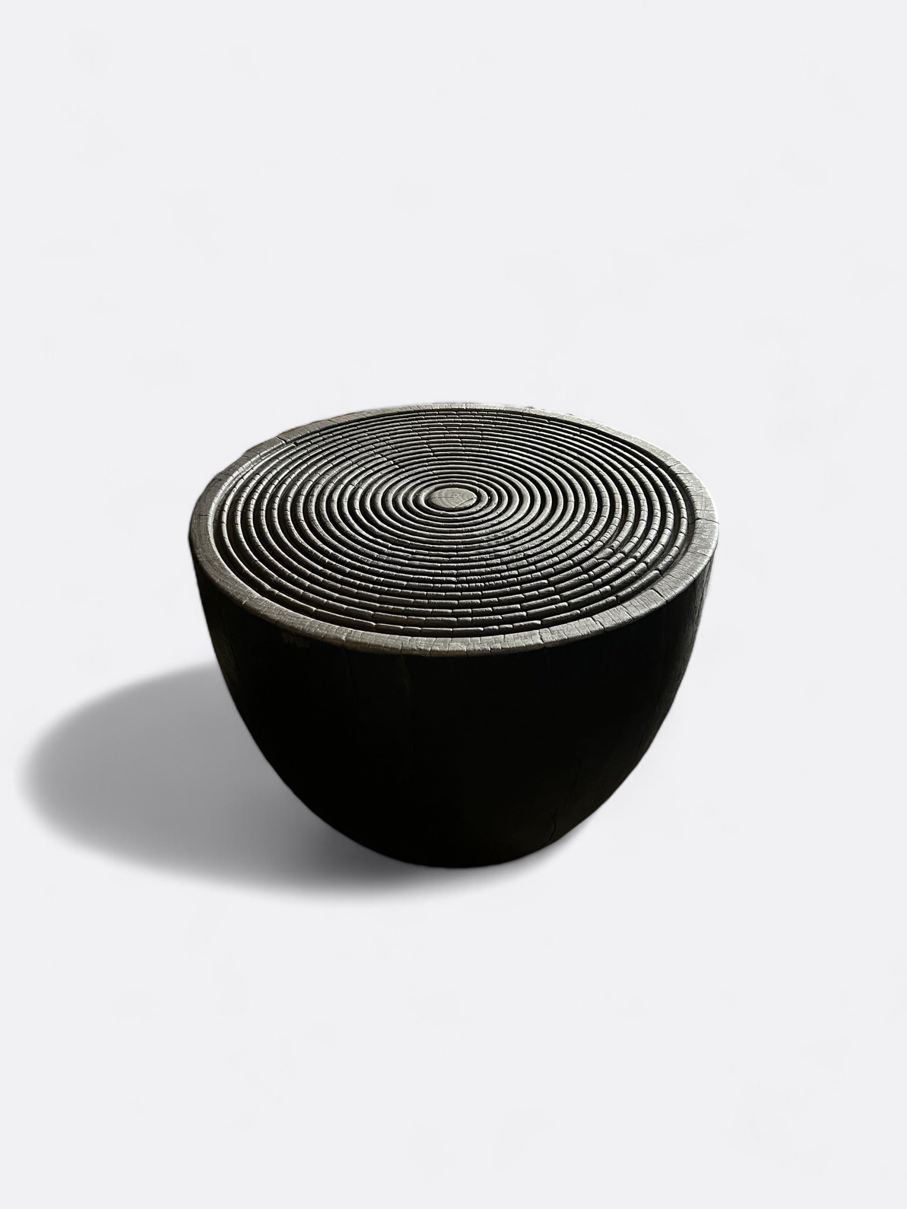 Table basse Ayuna en bois de Suar noir - vue d'ensemble dans un salon
