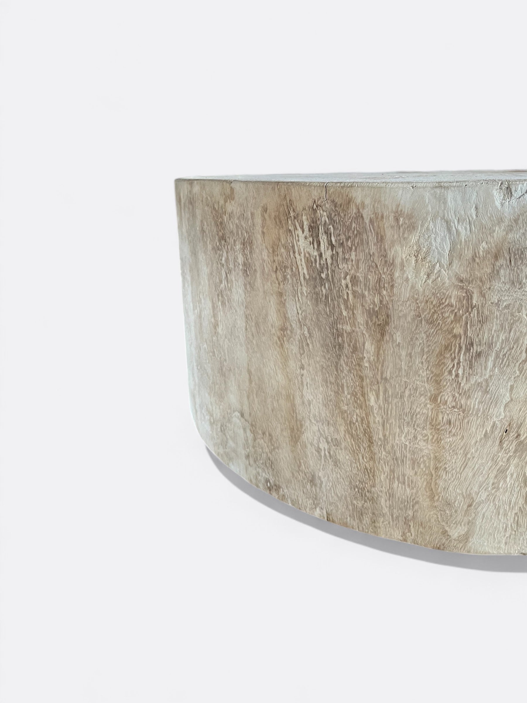 Table basse Dewi en bois de Suar clair - vue d'ensemble dans un salon