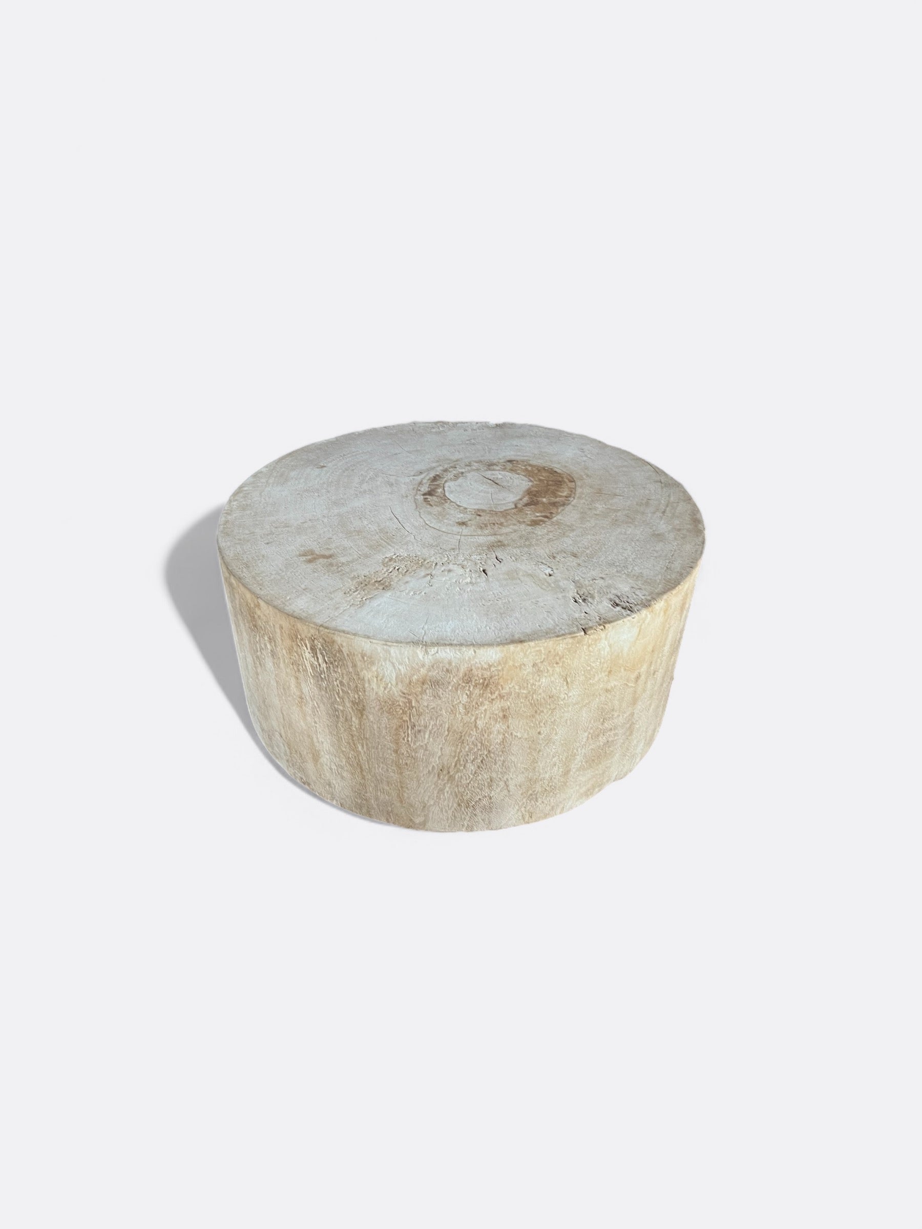 Table basse Dewi en Suar - détail de la forme brute et ponçée