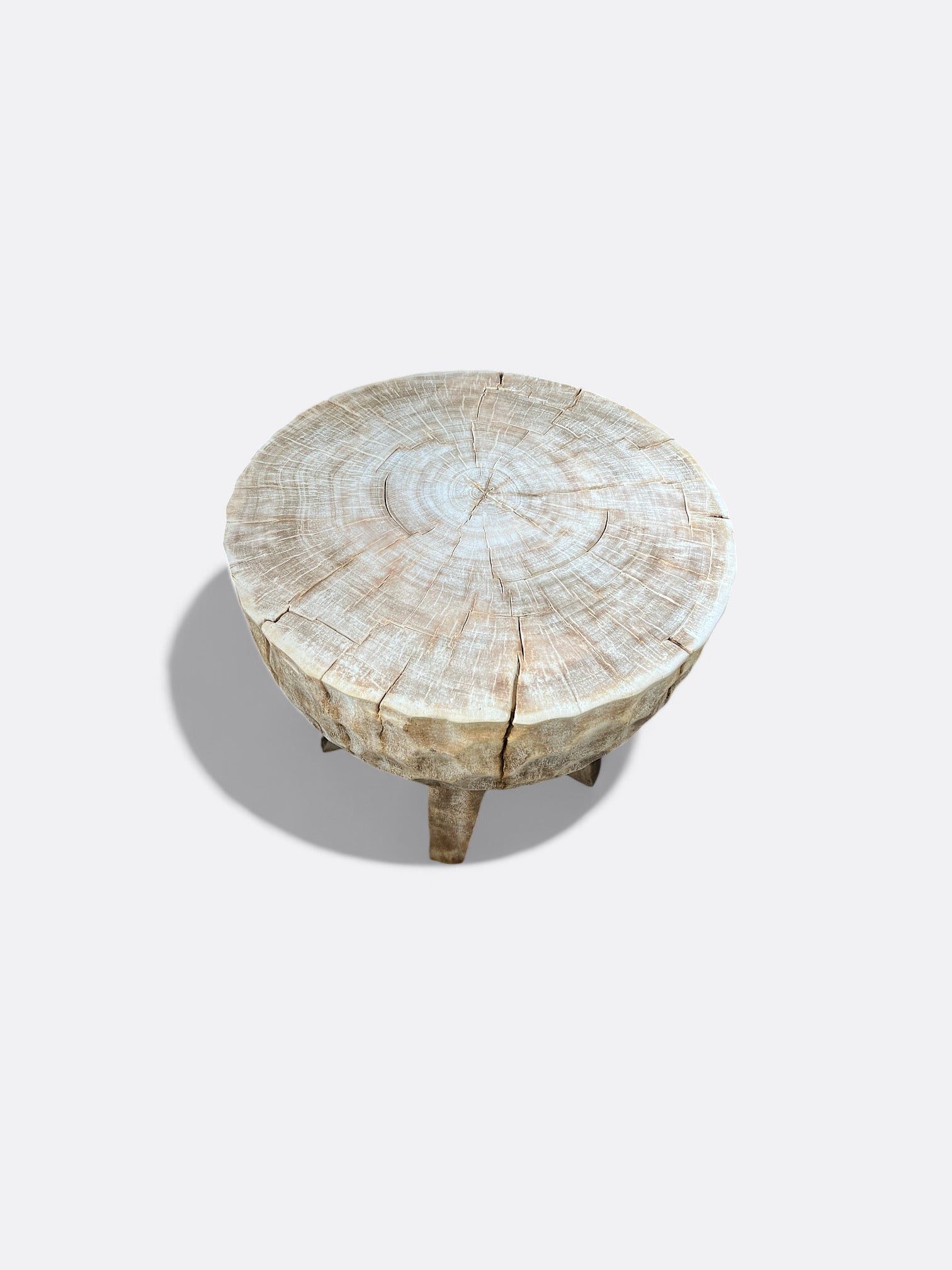 Table basse Douah en Suar martelé - détail des pieds sculptés
