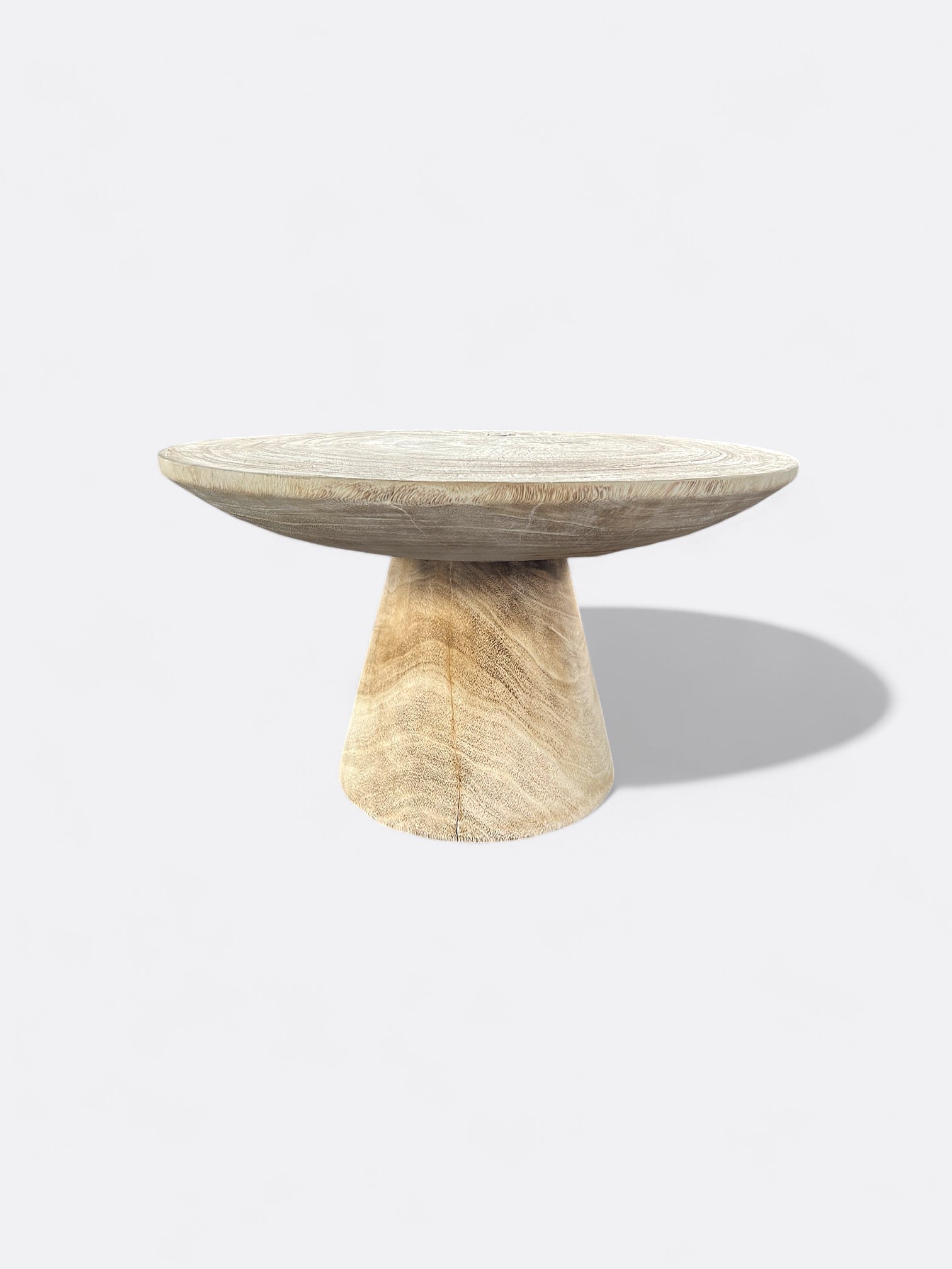 Table basse Kiranai en Suar - détail du veinage sculptural