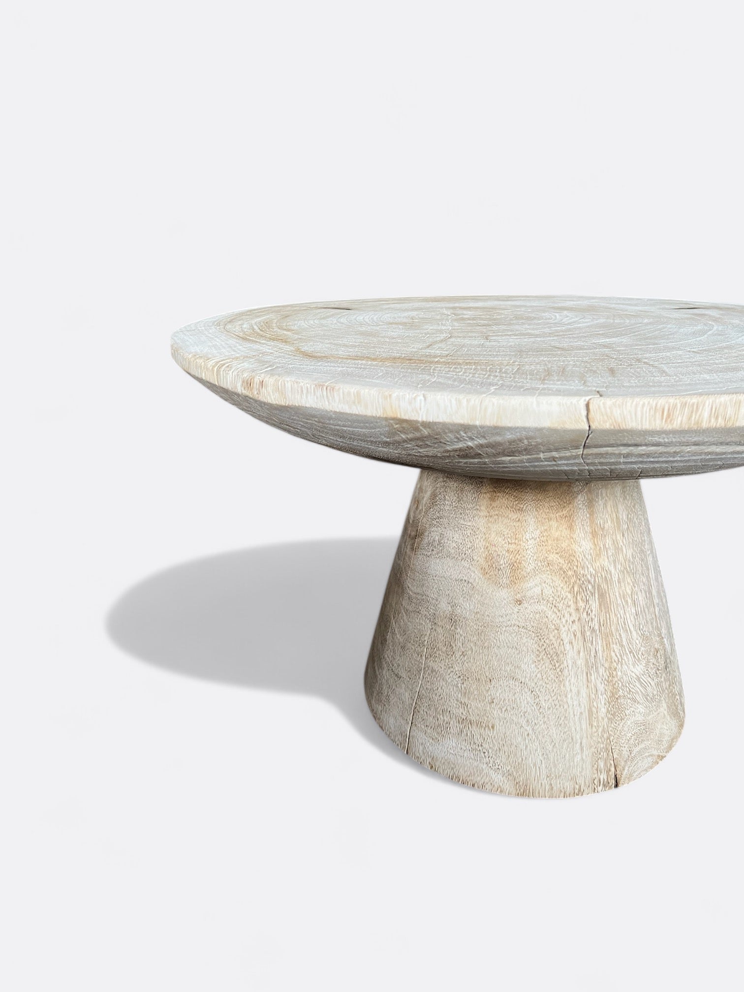 Table basse Kiranai en Suar clair - vue d'ensemble dans un salon