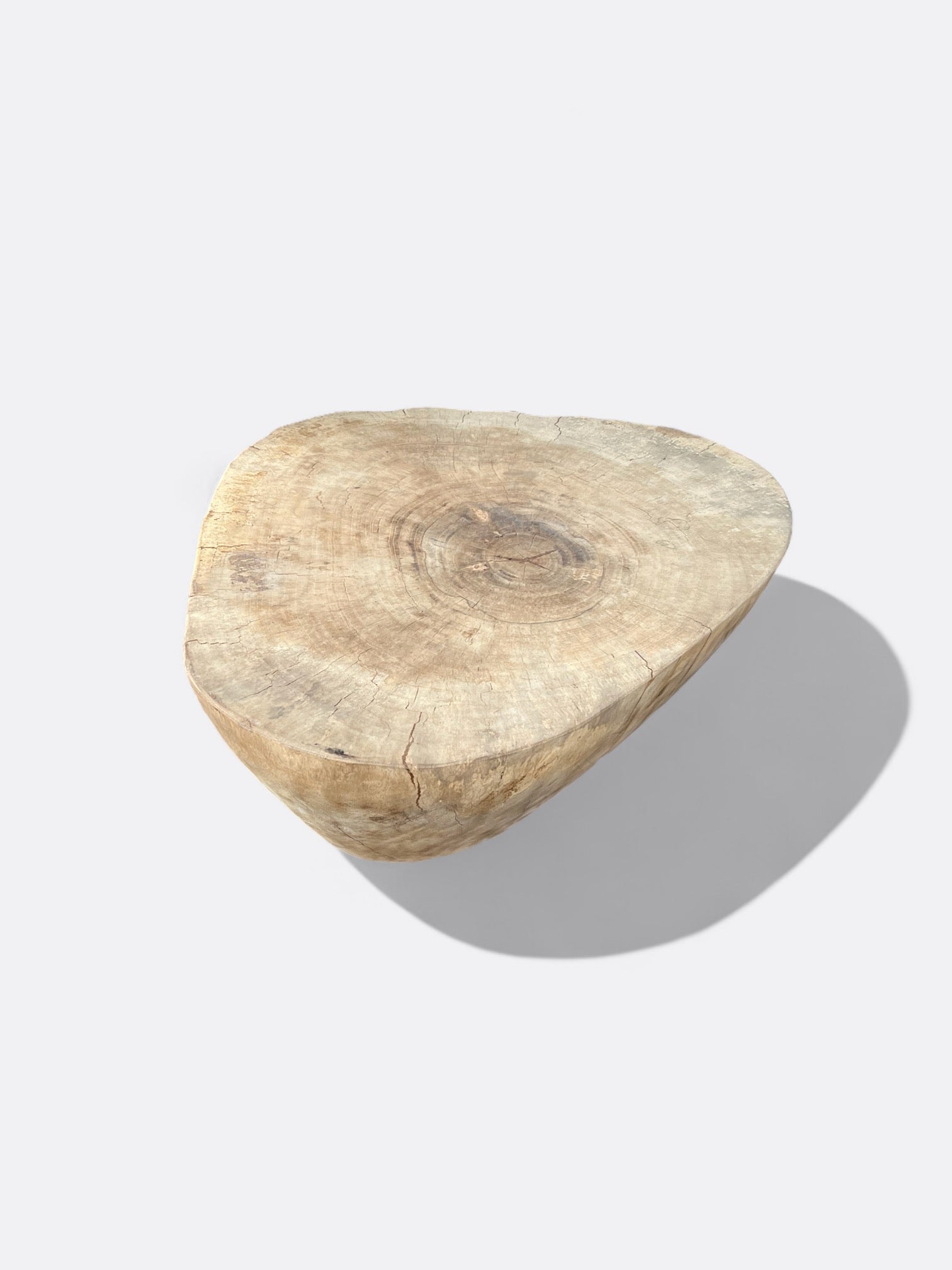 Table basse Madei en bois de Suar - vue d'ensemble dans un salon