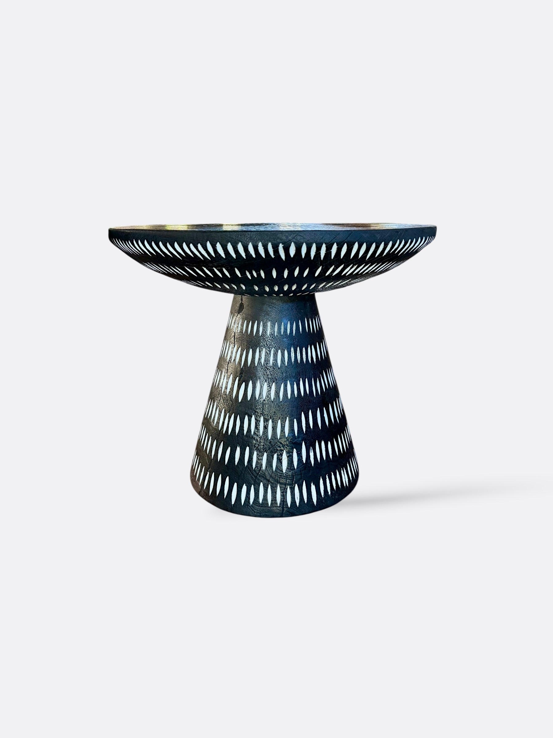 Table basse Pilut en teck massif noir gravé artisanale de Bali