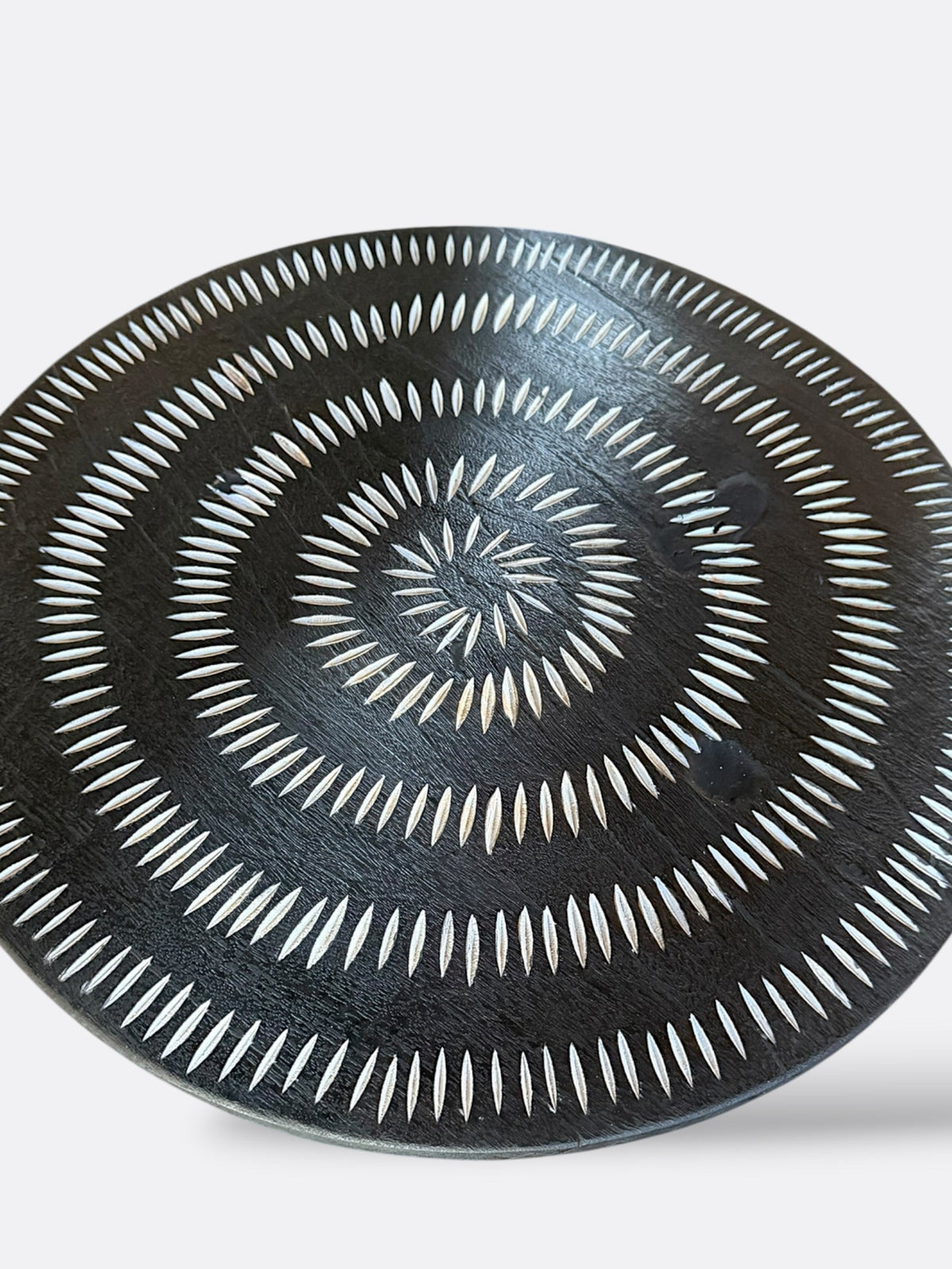 Table basse Pilut en teck sculpté noir - vue d'ensemble dans un salon