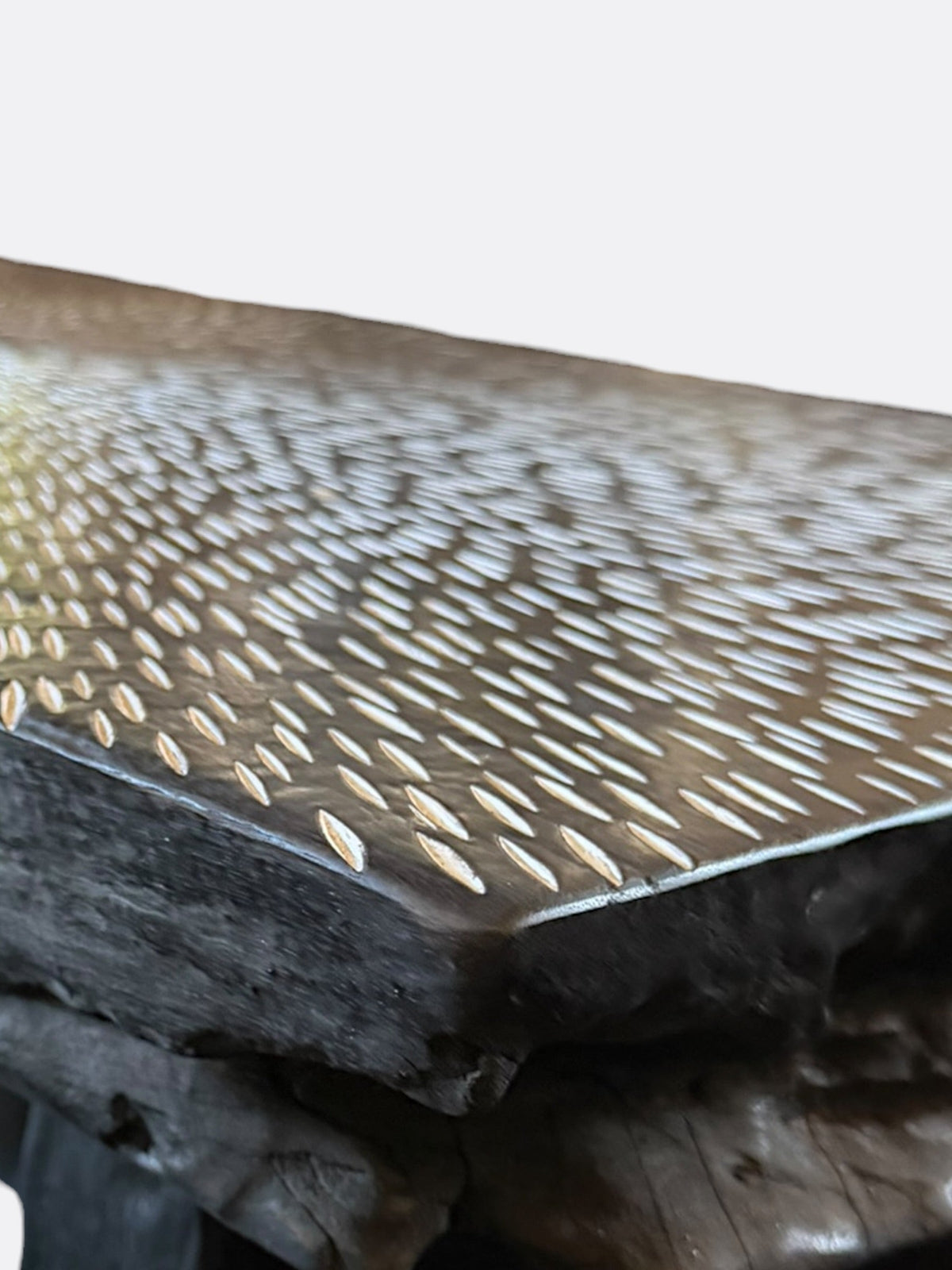 Table basse Jawat en teck sculpté noir - vue d'ensemble dans un salon