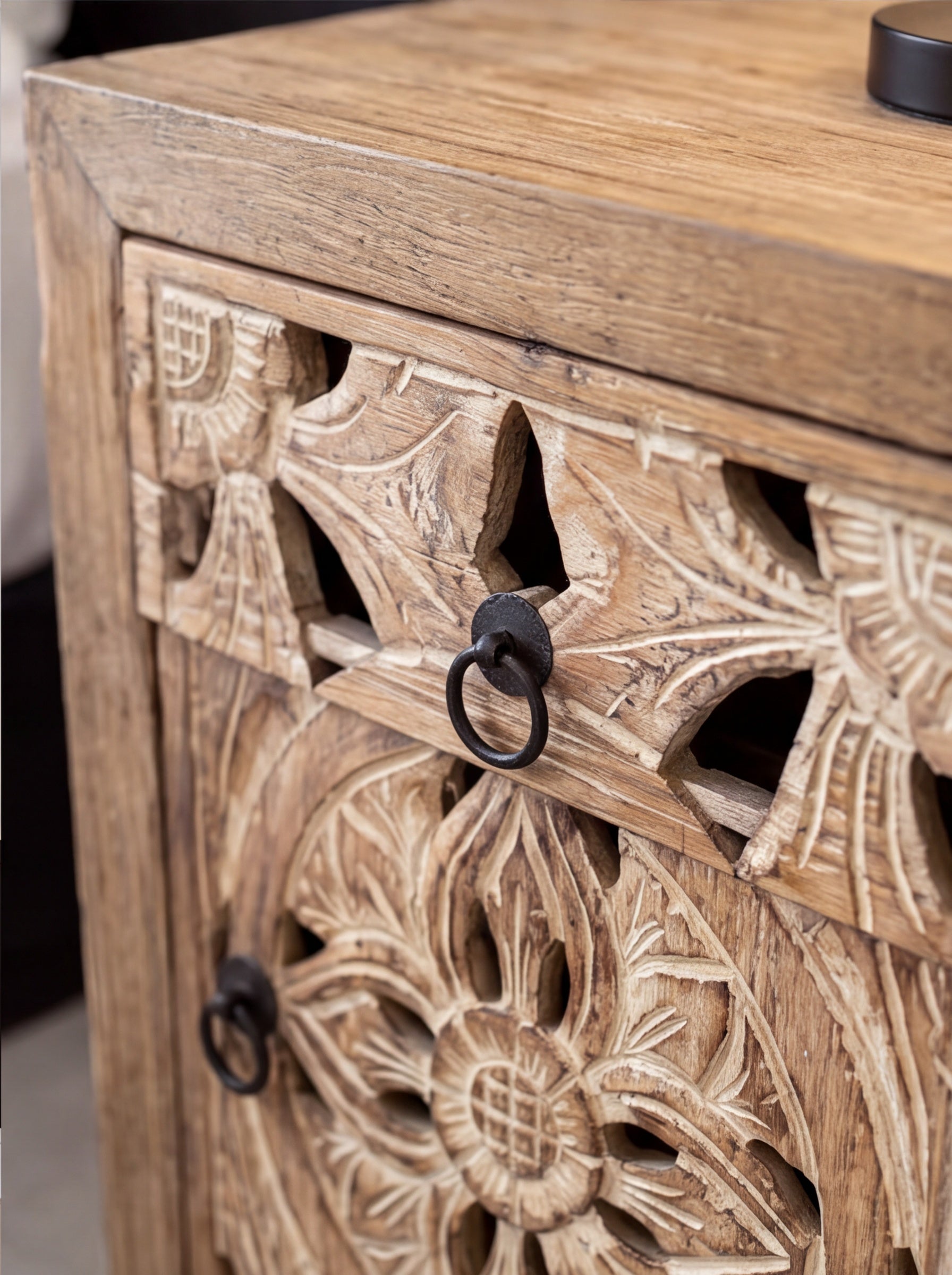 table de chevet en bois sculpté