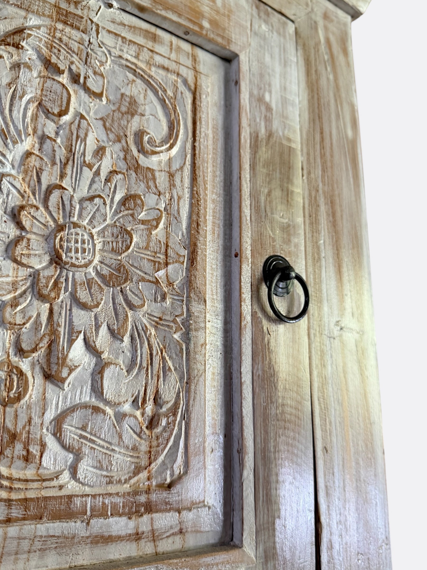 Table de chevet Kalysa en teck blanchi - détail de la sculpture florale