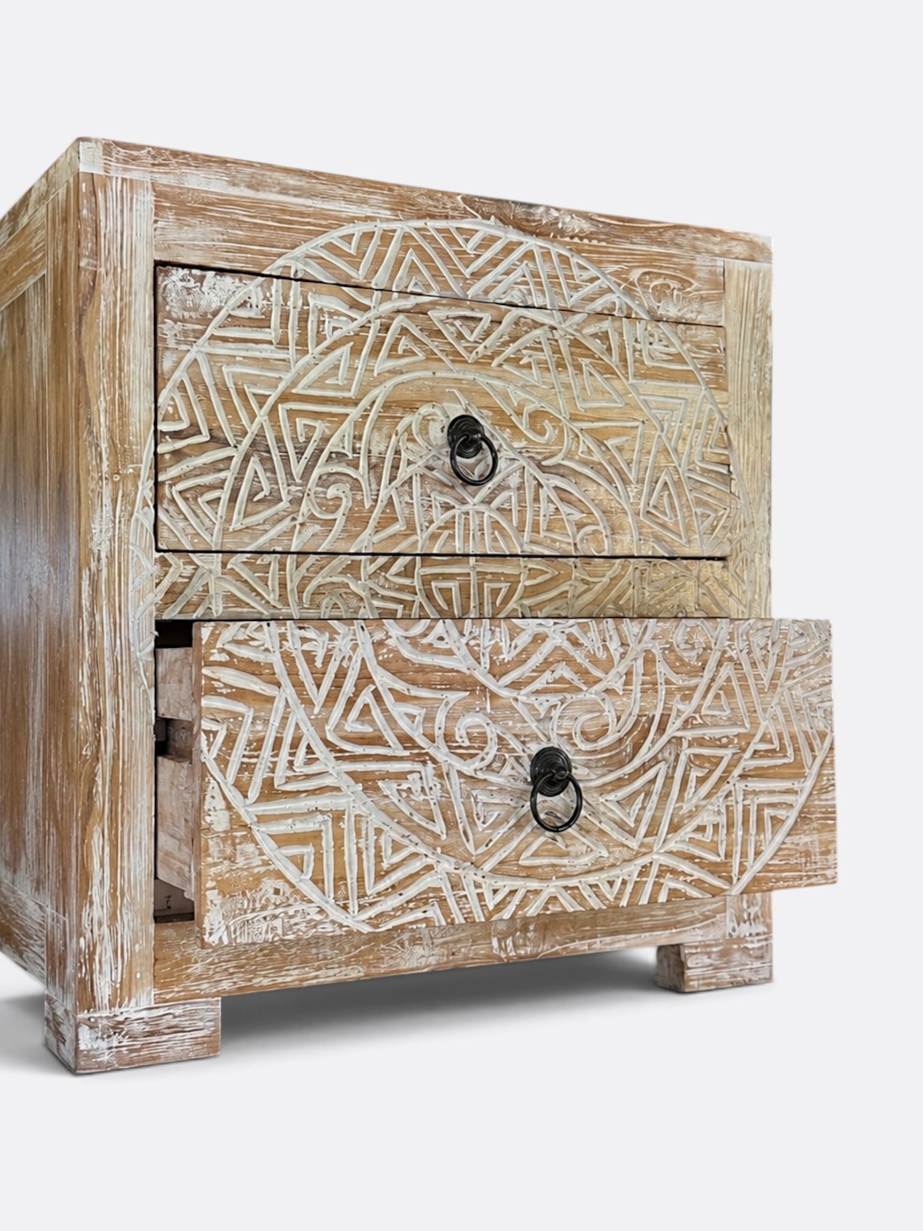 Table de chevet Tirta en teck blanchi - détail du motif géométrique