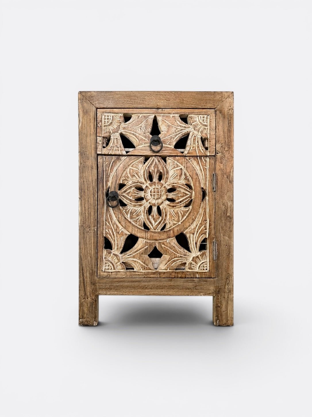 Table de chevet Nohéa en teck - détail de la façade ajourée