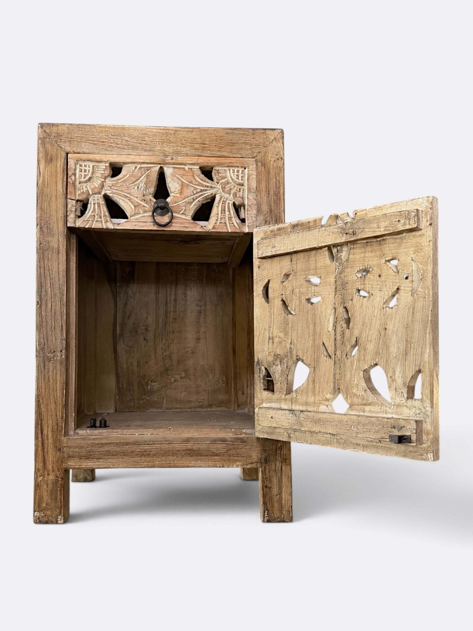 Tables de chevet Nohéa en teck sculpté - vue de côté