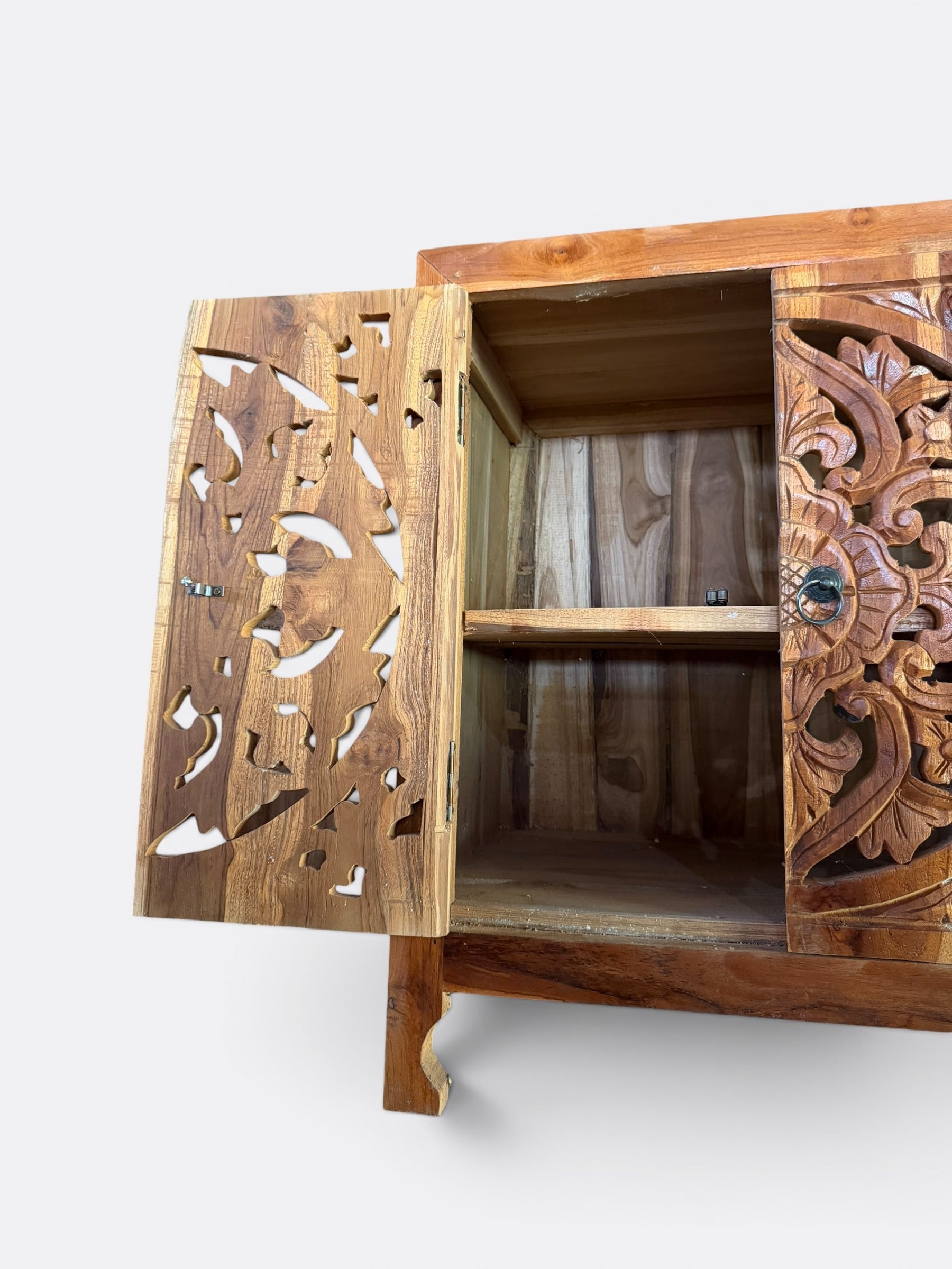 Tables de chevet artisanales en teck sculpté – Théa