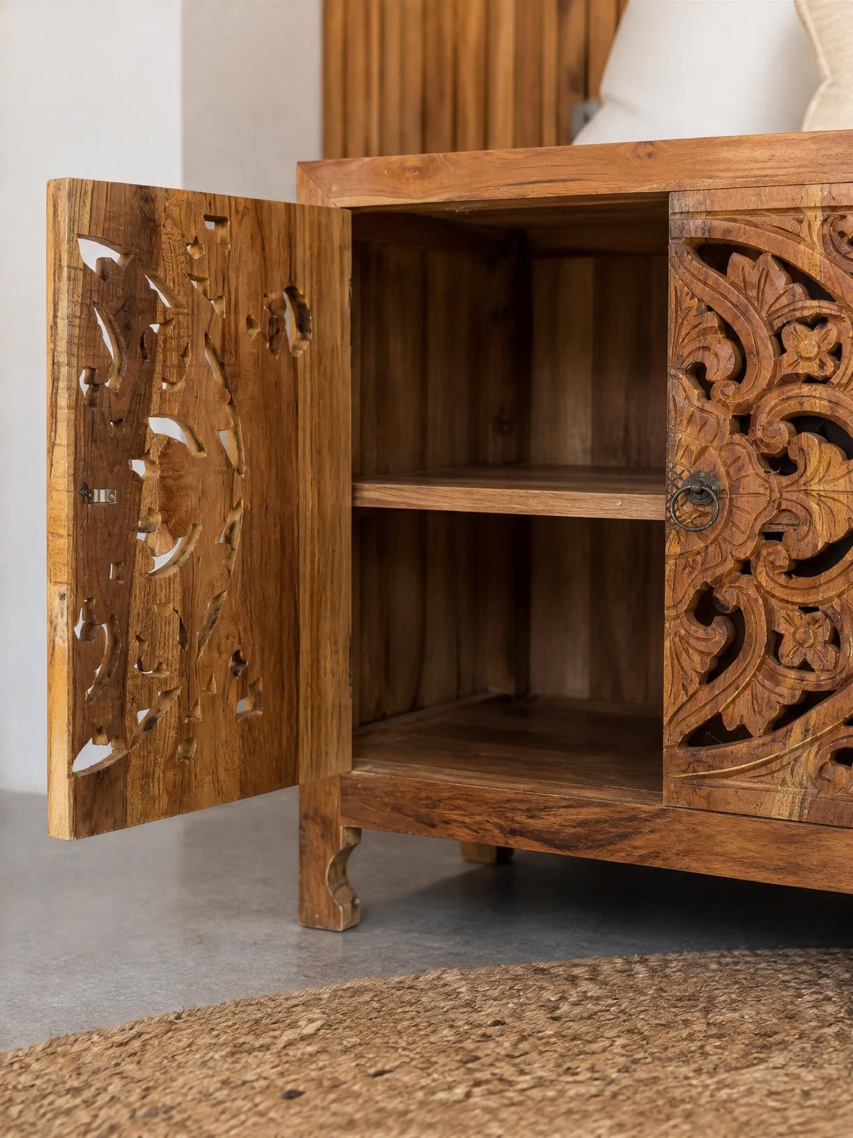 Table de chevet Théa en teck - détail du motif floral sculpté