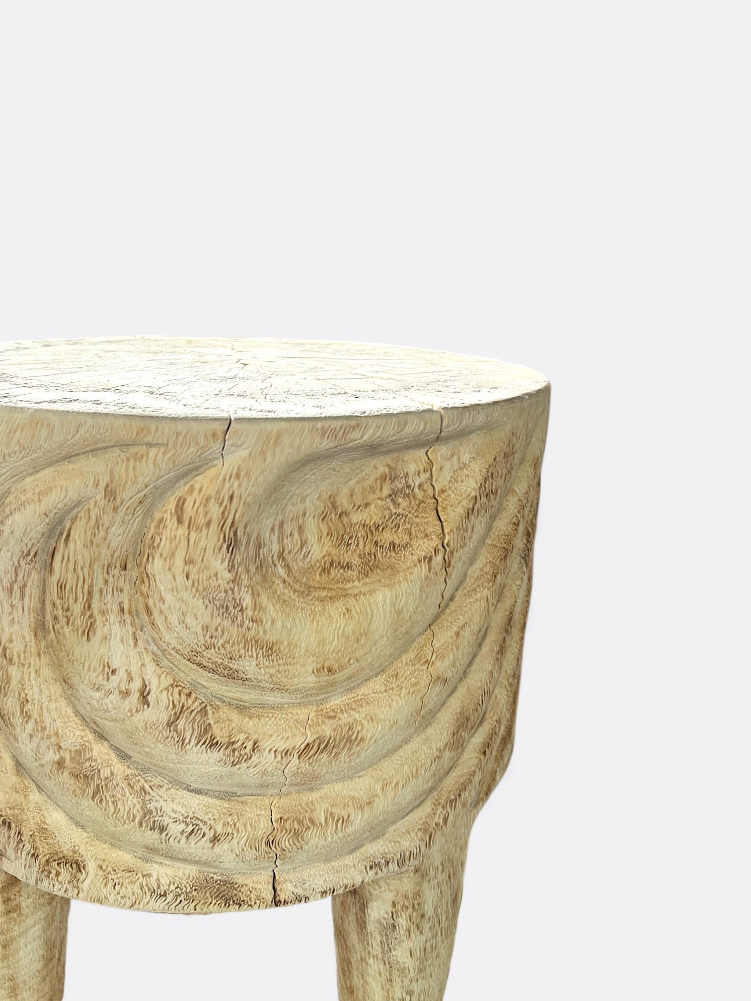 Tabouret Carryh en manguier - détail des sculptures taillées