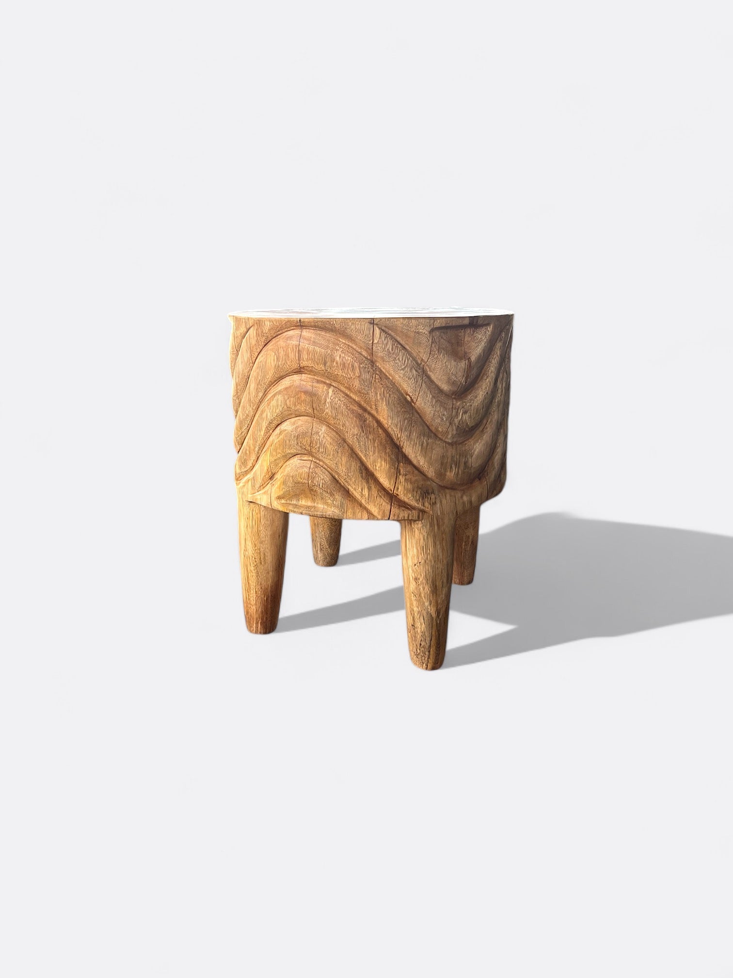 Tabouret Halton en bois de manguier sculpté artisanal de Bali