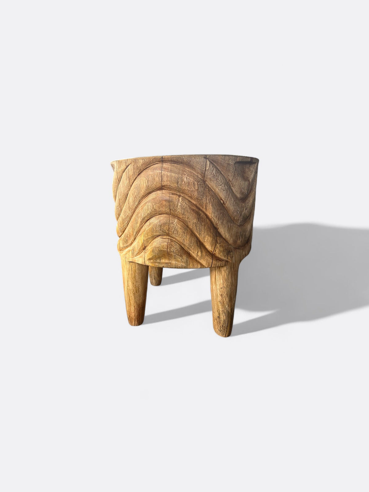Tabouret Halton en manguier - vue d'ensemble dans un intérieur
