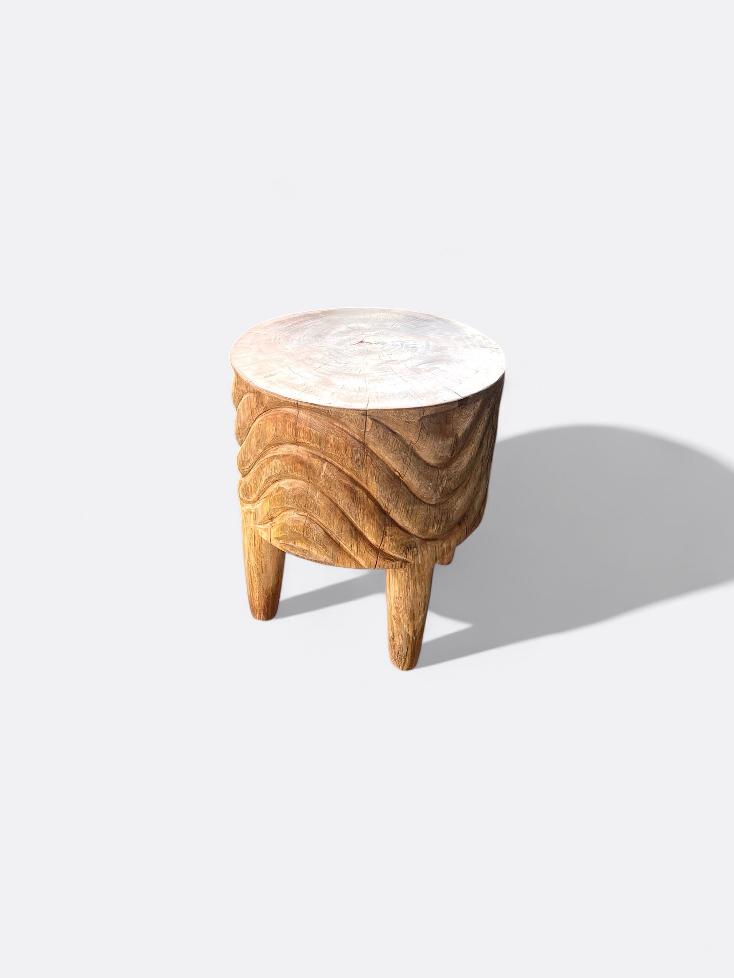 Tabouret Halton en manguier - détail des sculptures taillées