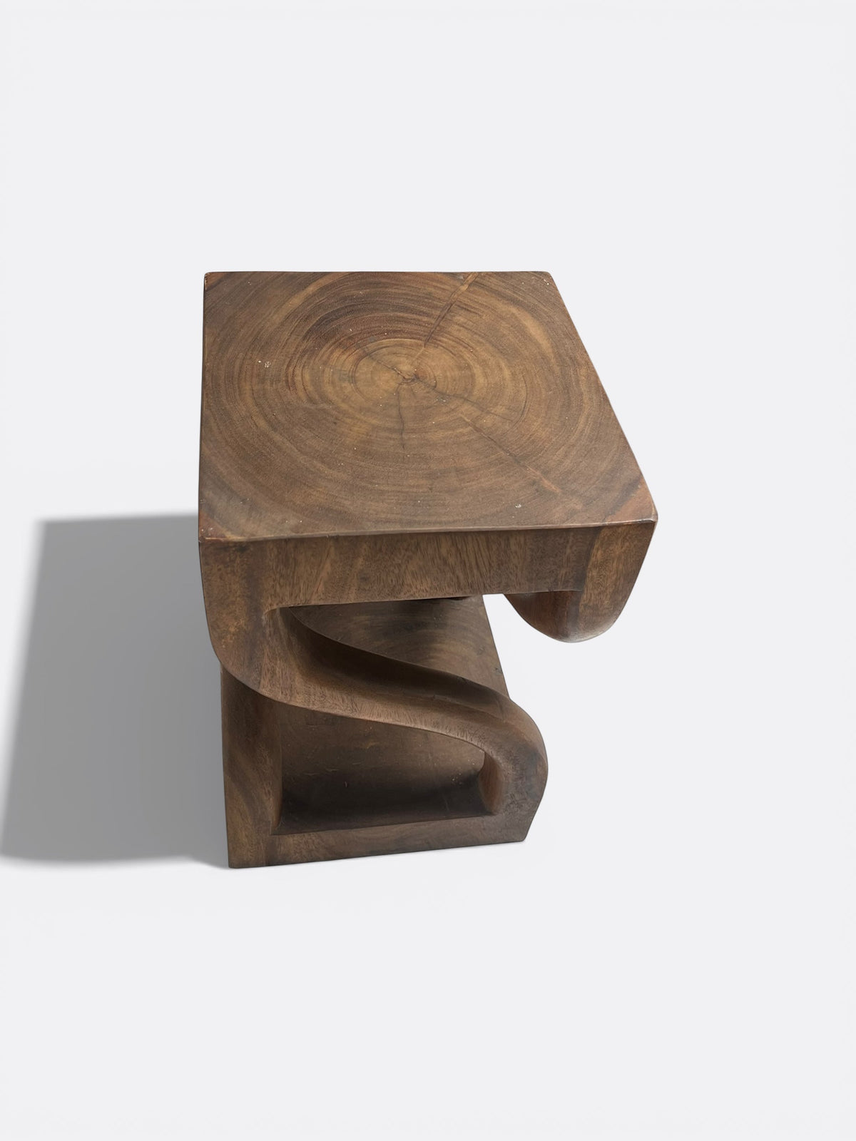 Tabouret Aruna en bois de Suar - vue d'ensemble dans un intérieur