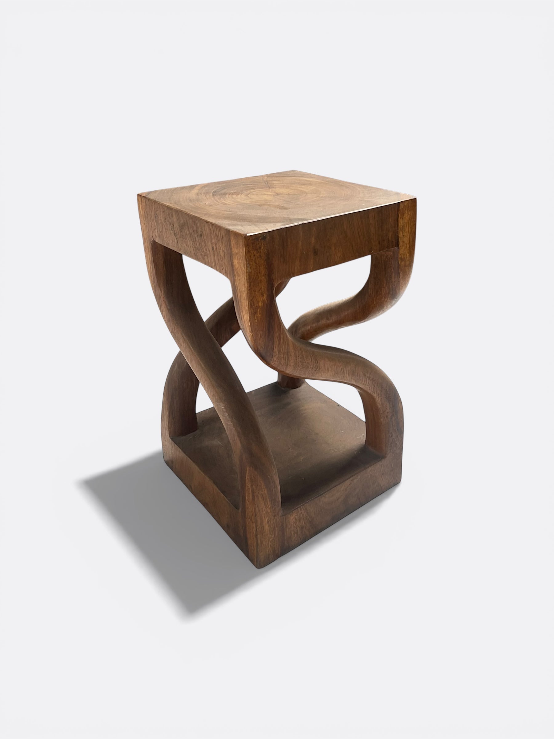 Tabouret Aruna en bois de Suar ajouré artisanal de Bali