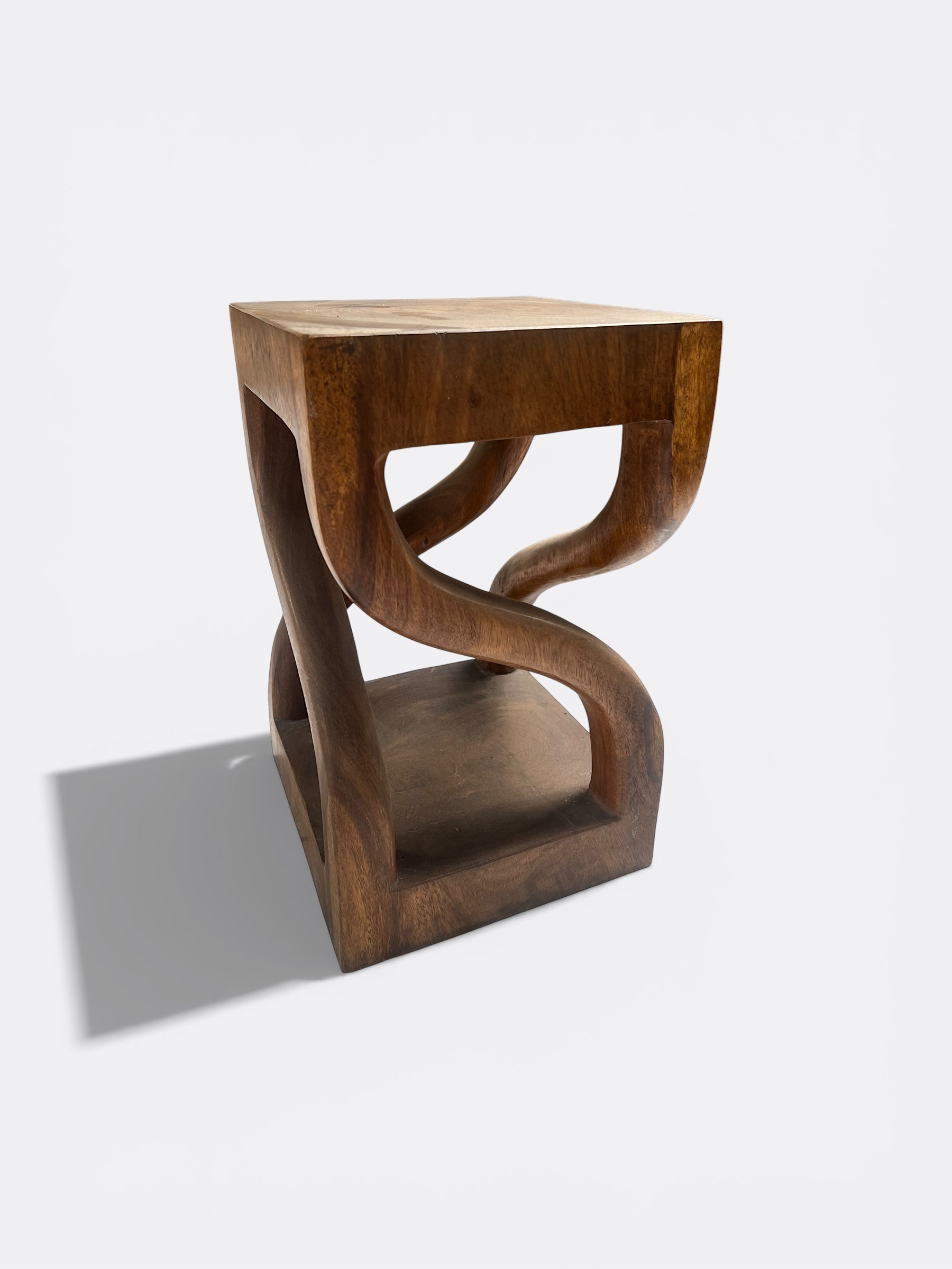 Tabouret Aruna en Suar - gros plan sur la sculpture architecturale