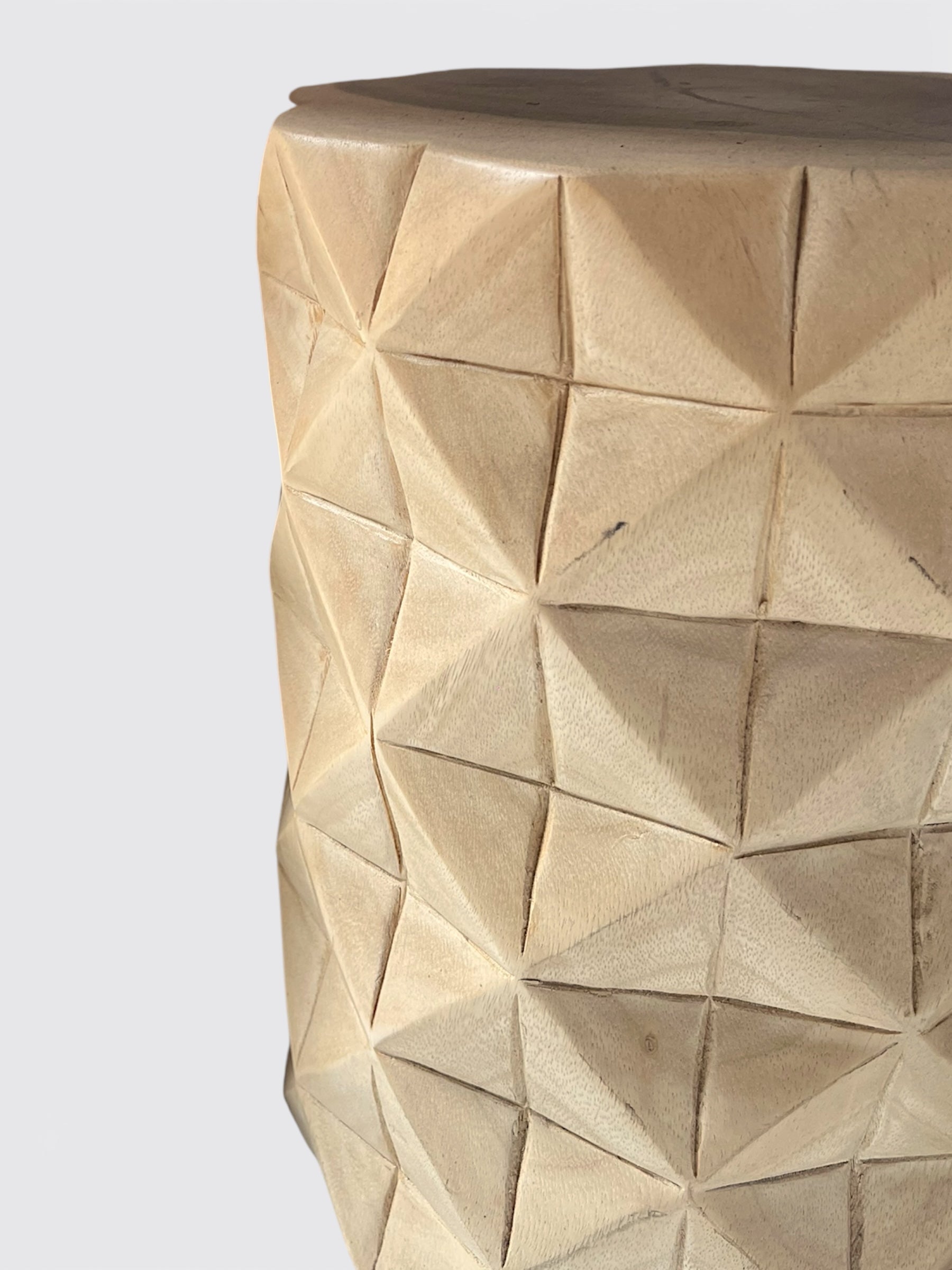 Tabouret Asari en Suar - détail du relief géométrique