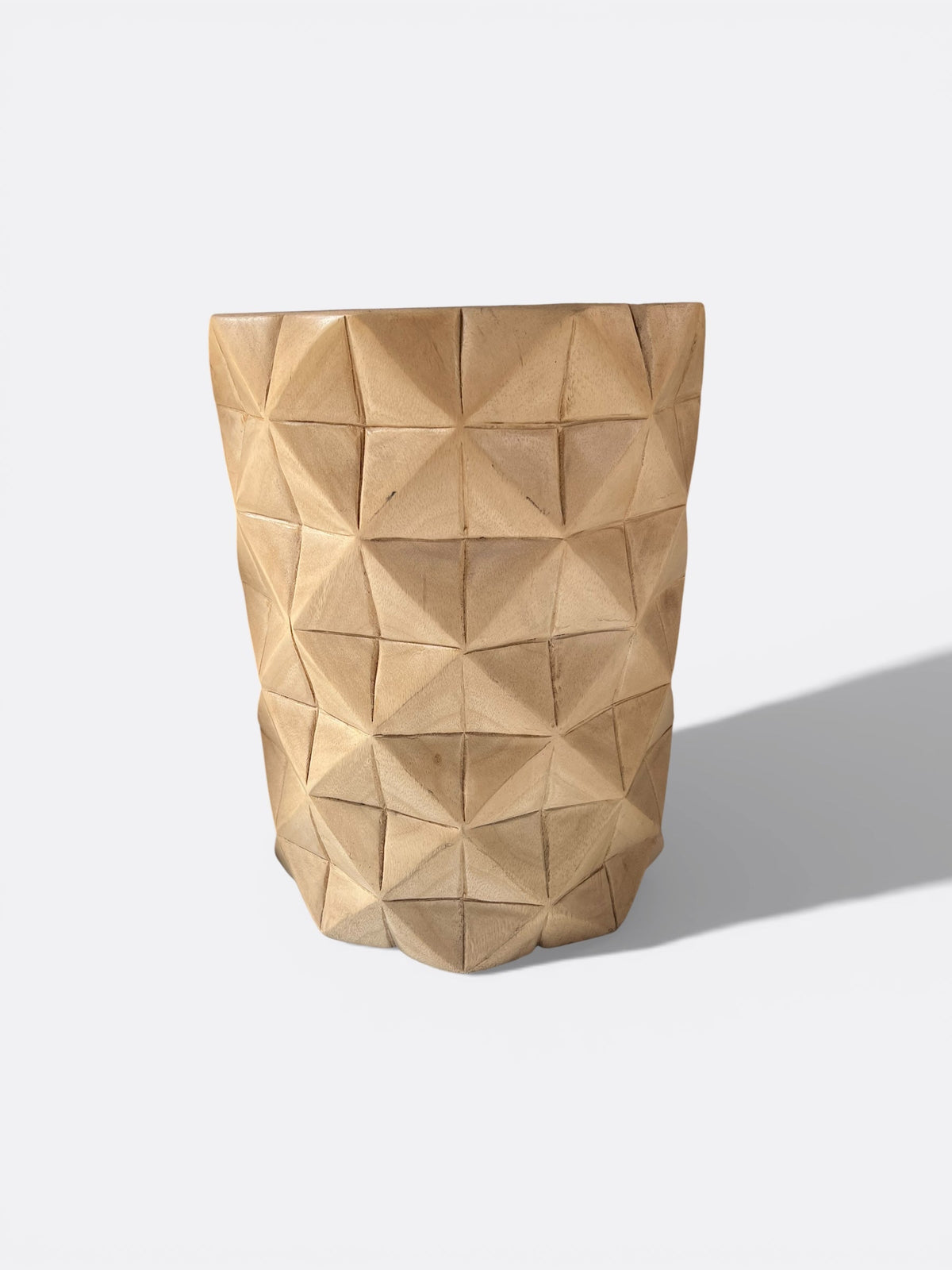 Tabouret Asari en bois de Suar - vue d'ensemble en bout de canapé