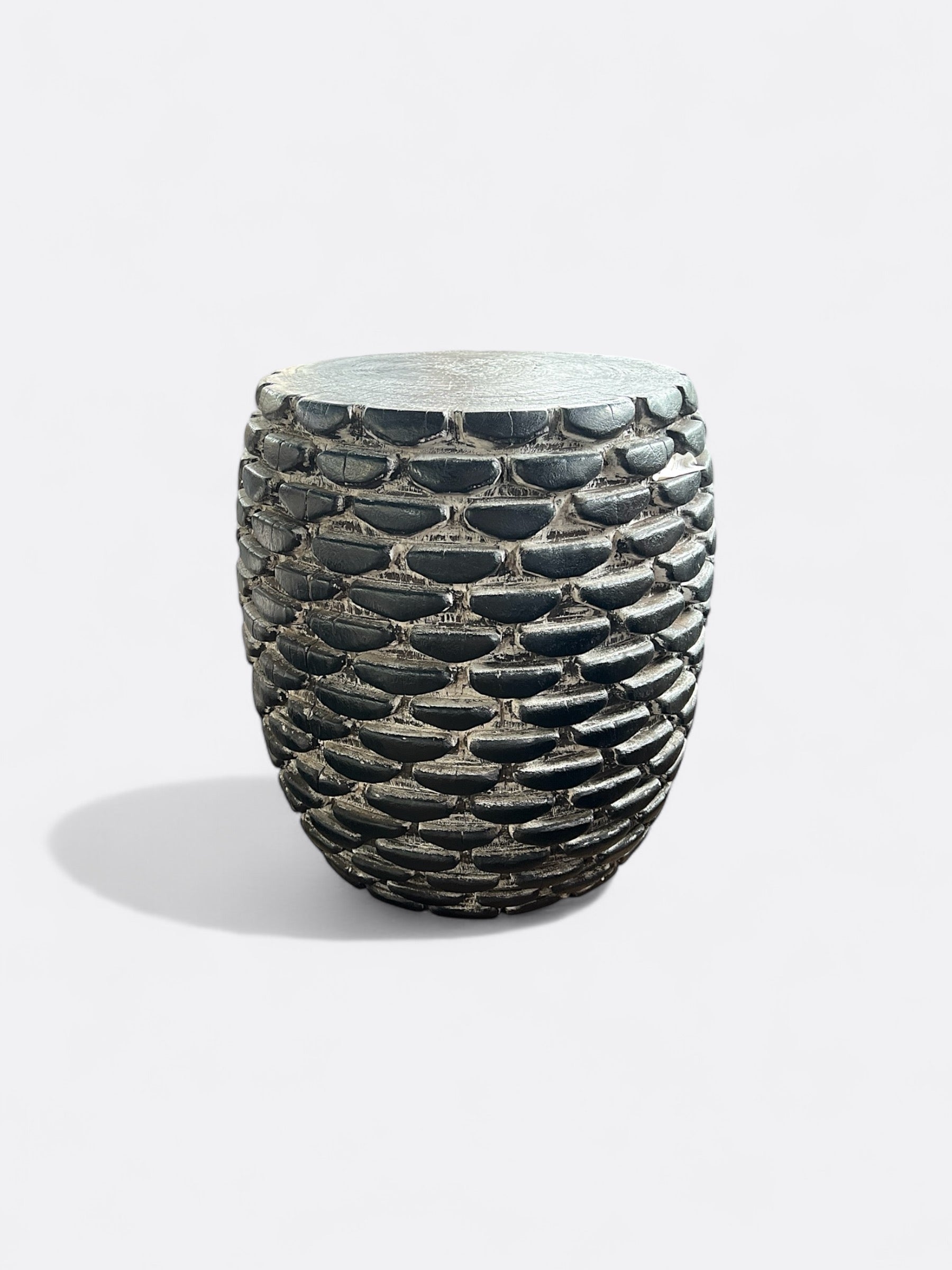 Tabouret Daryh en bois de Suar sculpté noir artisanal de Bali