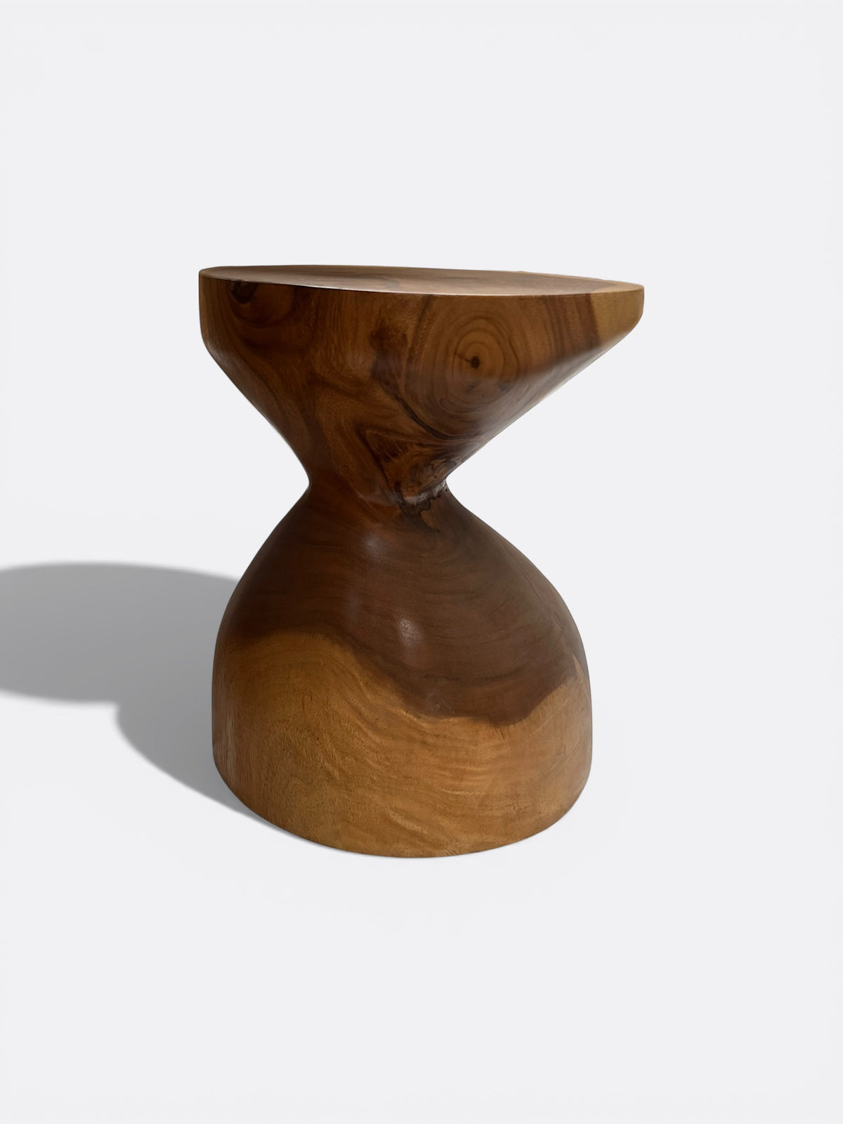 Tabouret Dava en bois de Suar - vue d'ensemble dans un intérieur