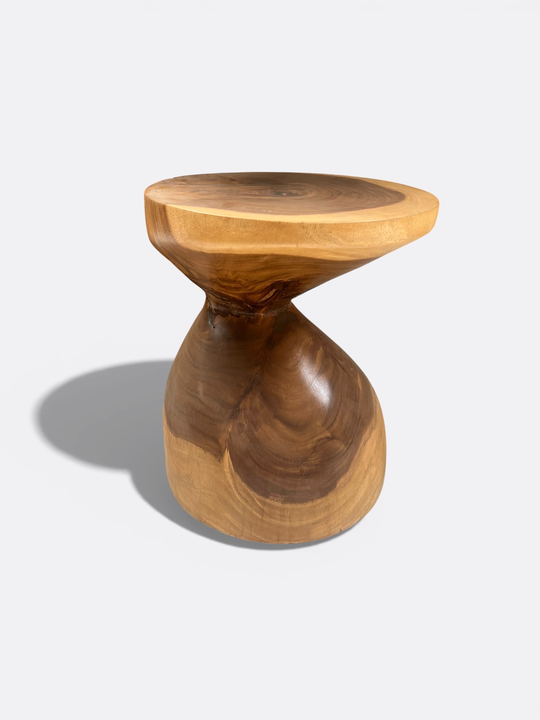 Tabouret Dava en bois de Suar organique artisanal de Bali
