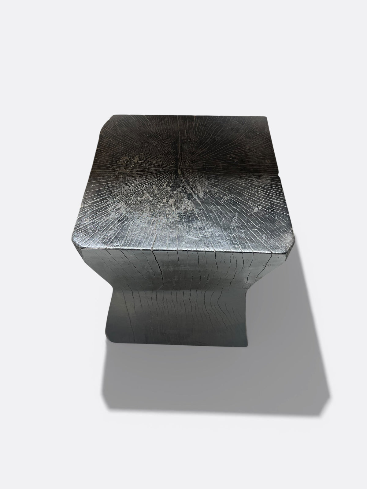 Tabouret Jaya en bois de Suar noir - vue d'ensemble dans un intérieur