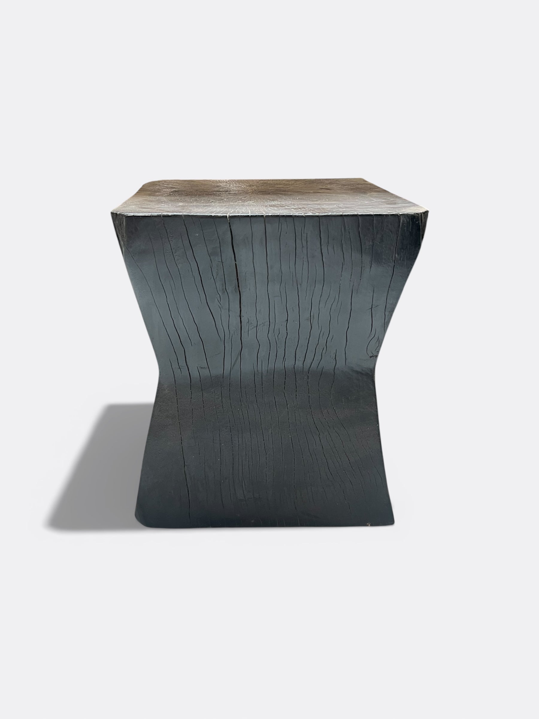 Tabouret Jaya en bois de Suar noir artisanal de Bali