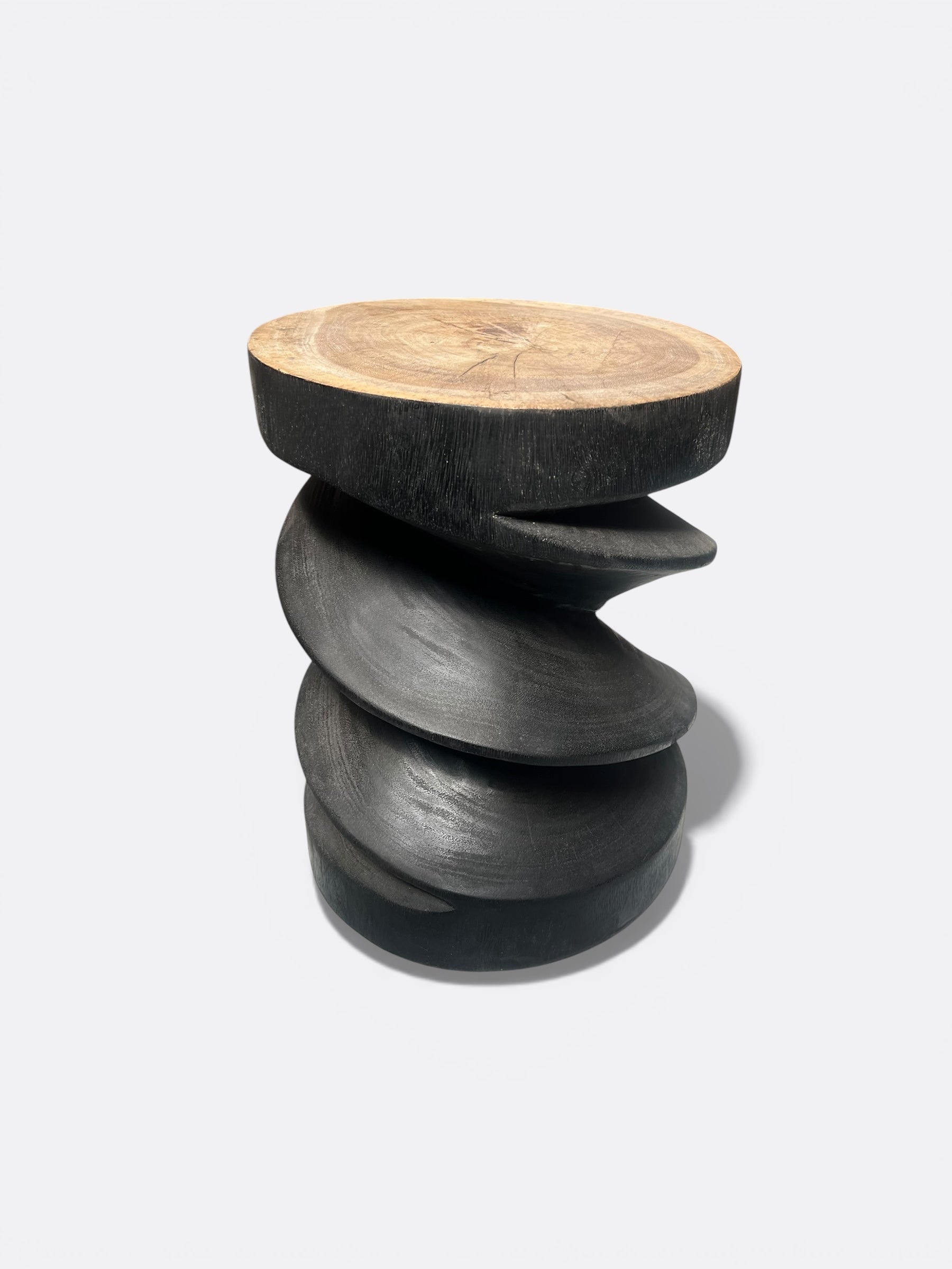 Tabouret Kaili en bois de Suar noir - vue d'ensemble dans un intérieur