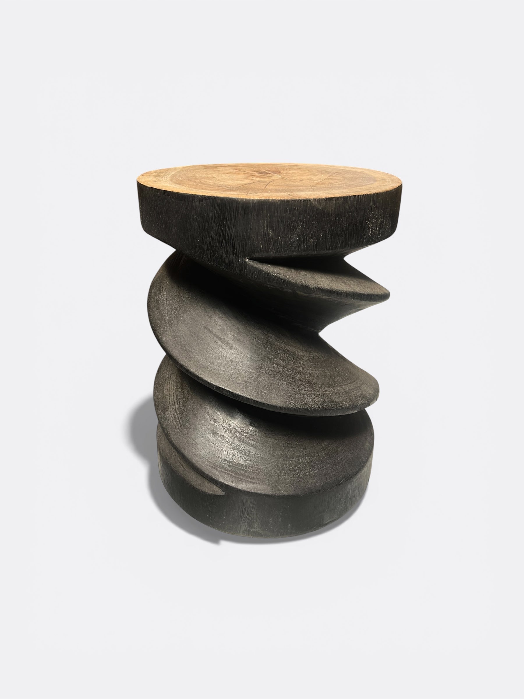 Tabouret Kaili en bois de Suar torsadé artisanal de Bali