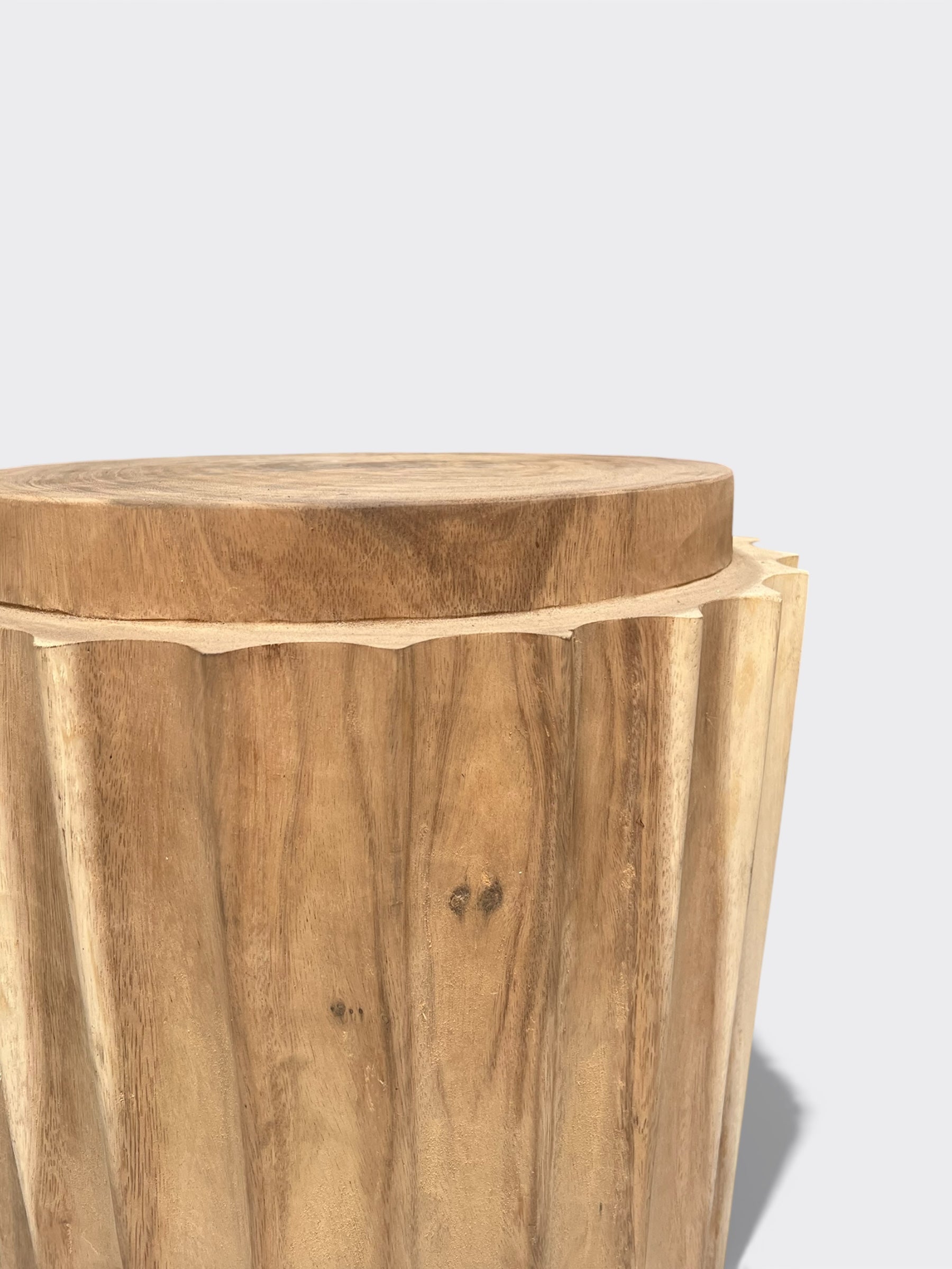 Tabouret Luma en Suar - détail des lignes verticales sculptées