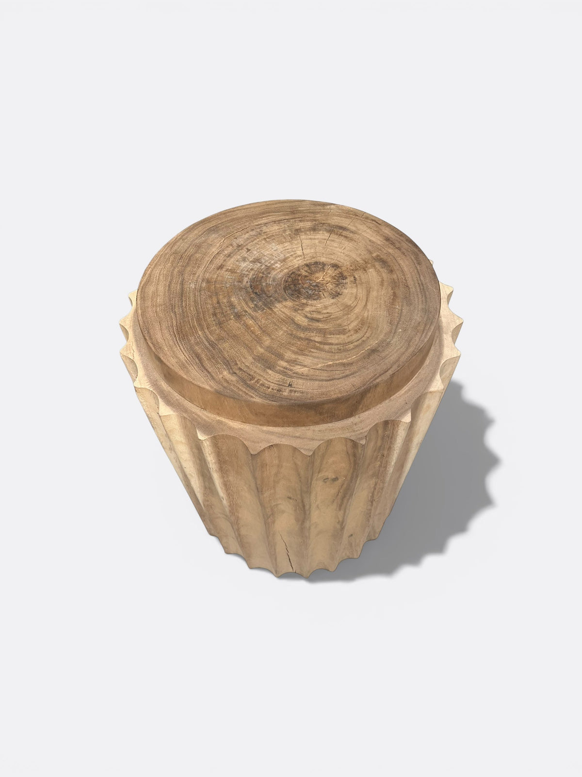 Tabouret Luma en bois de Suar clair - vue d'ensemble dans un intérieur