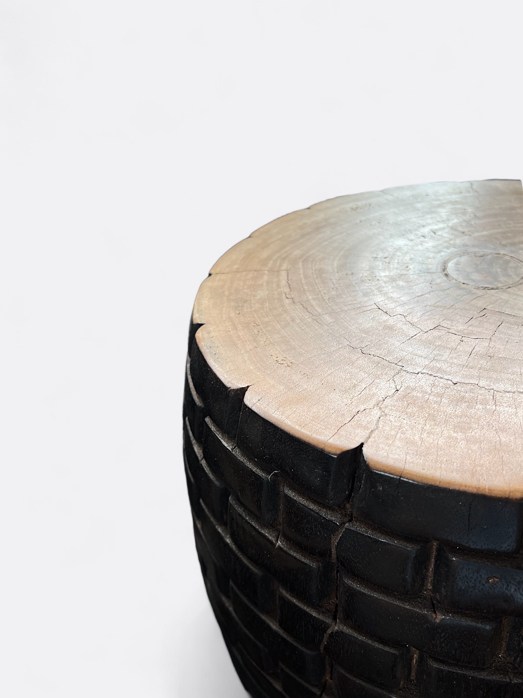 Tabouret Mallow en bois de Suar - vue d'ensemble dans un intérieur