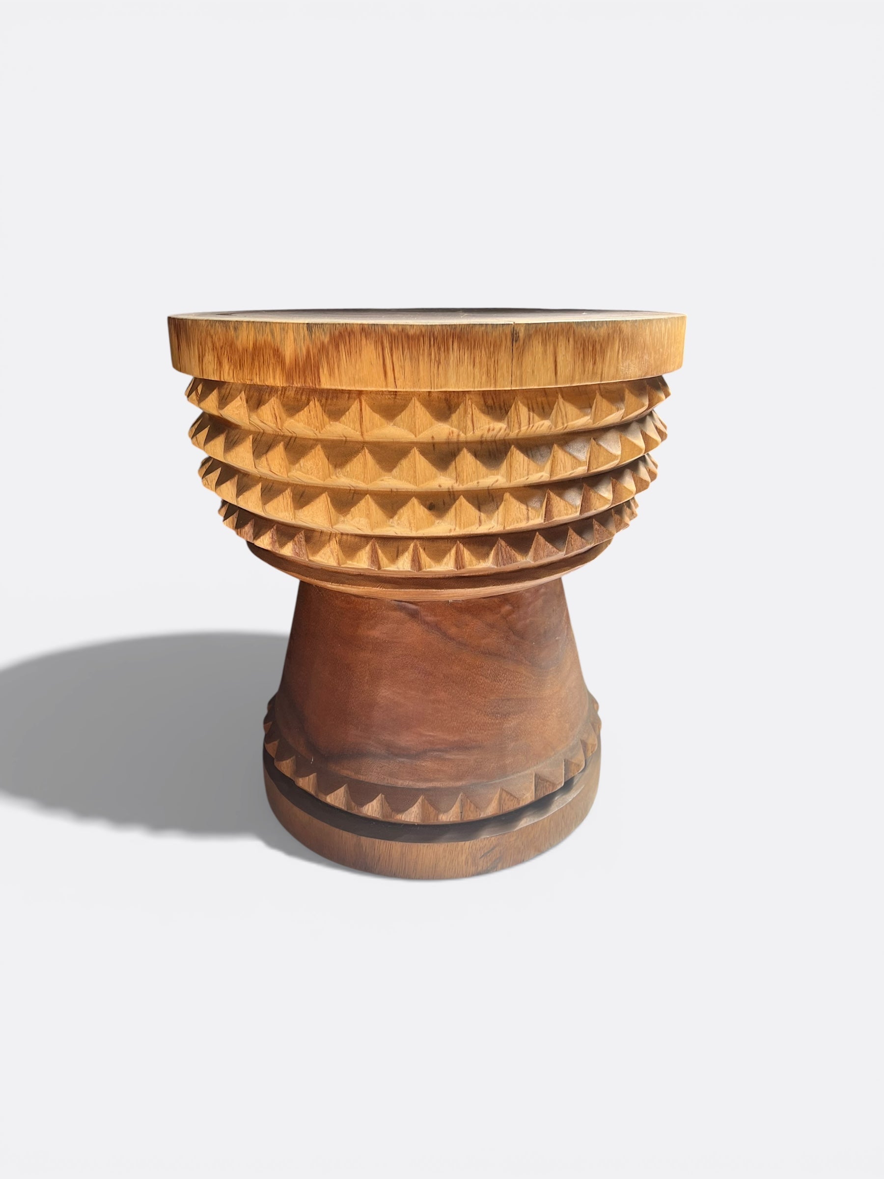 Tabouret Noa en bois de Suar graphique artisanal de Bali