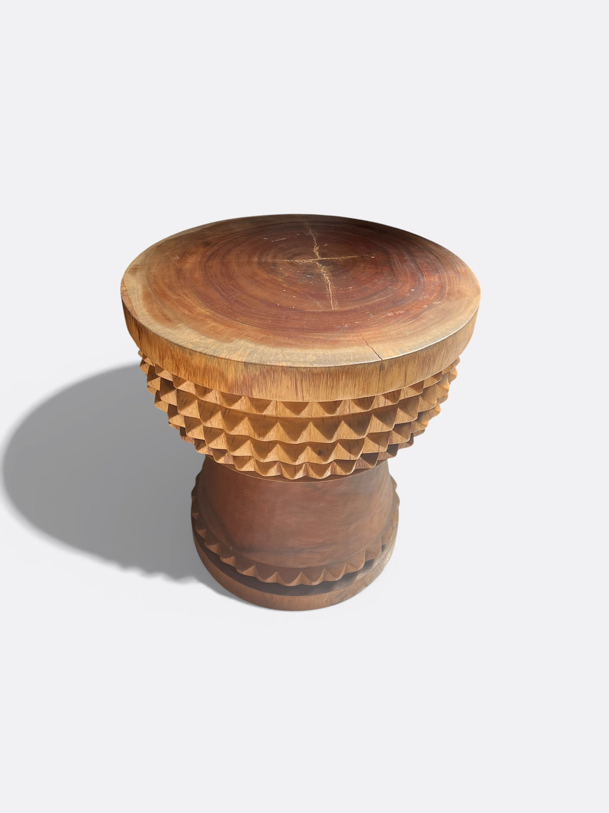 Tabouret Noa en bois de Suar - vue d'ensemble dans un intérieur