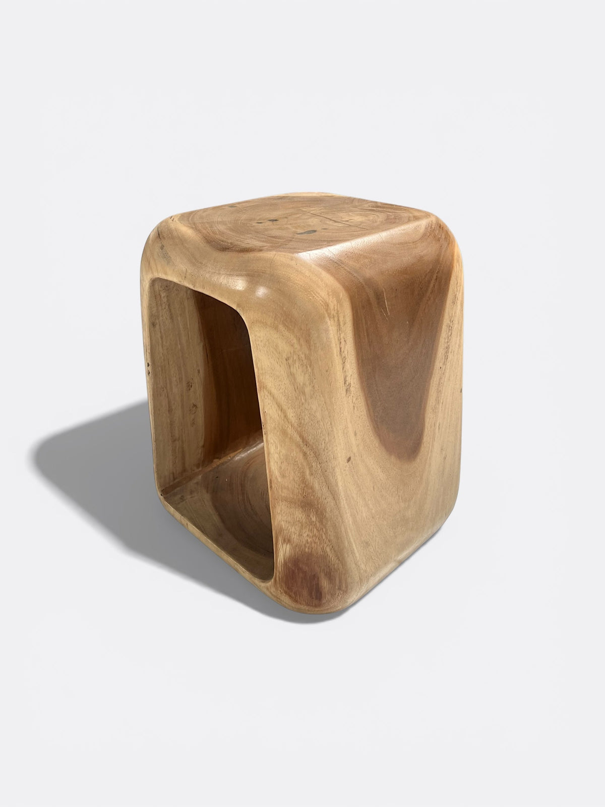 Tabouret Sanai en bois de Suar - vue d'ensemble dans un intérieur