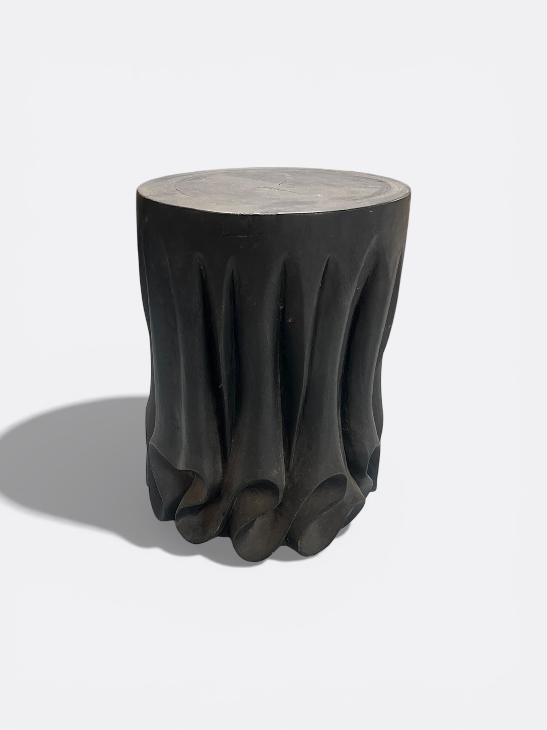 Tabouret Soma en bois de Suar sculpté noir artisanal de Bali