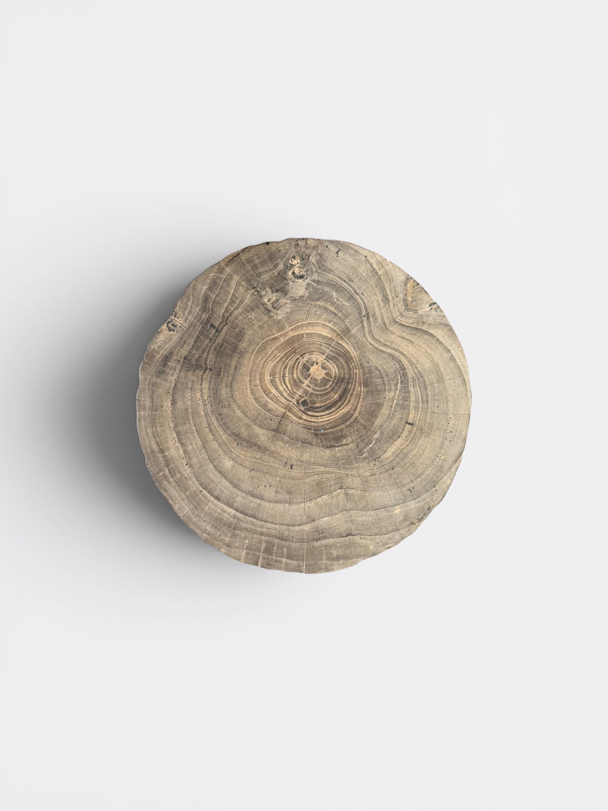 Tabouret Tymon en bois de Suar - vue d'ensemble dans un intérieur