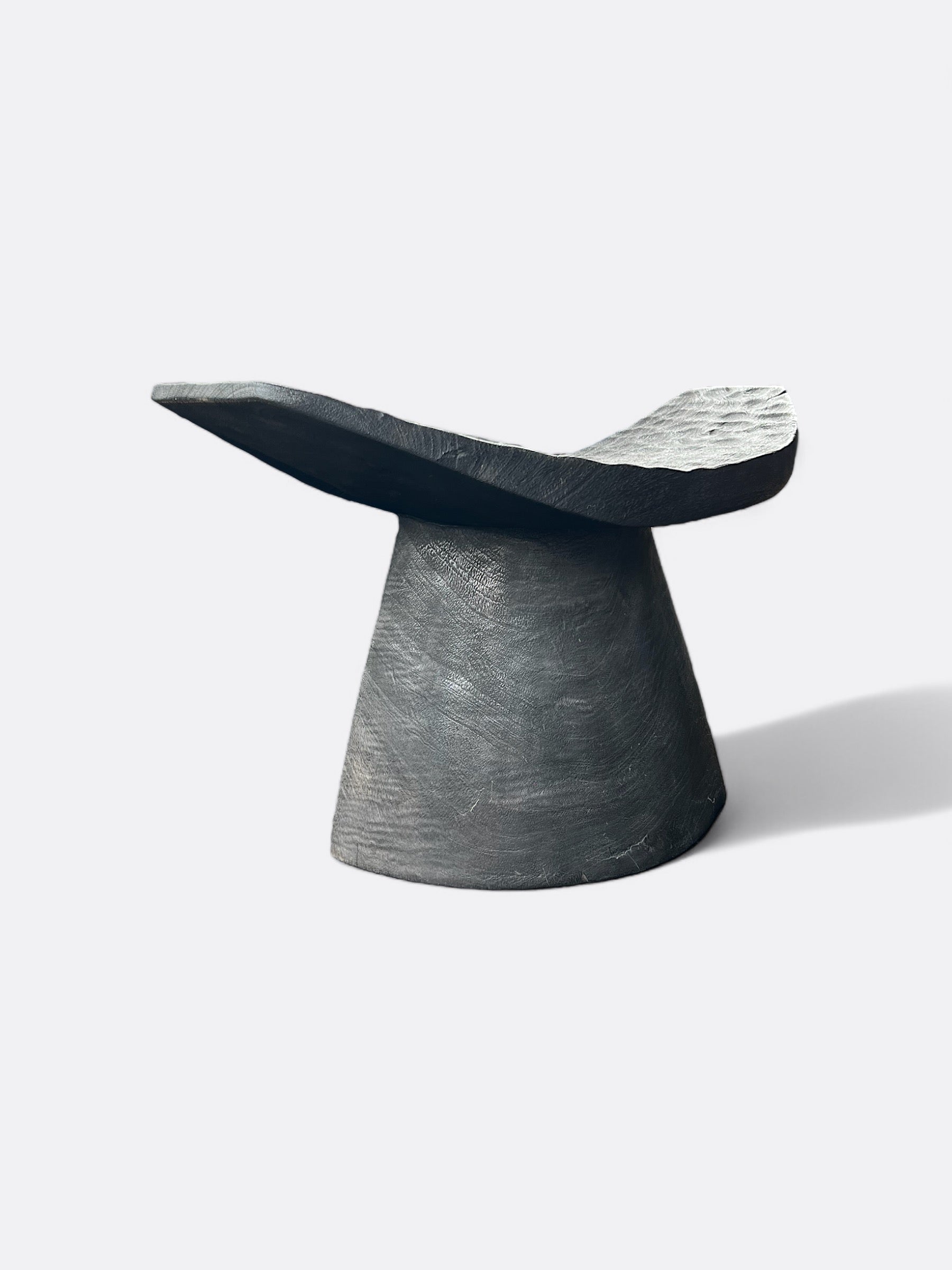 Tabouret Tanoa en teck - détail de la texture martelée