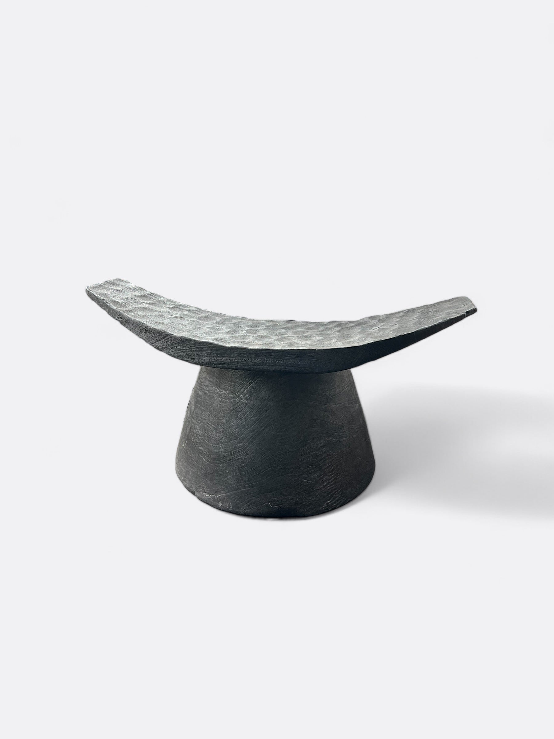 Tabouret Tanoa en teck massif martelé artisanal de Bali